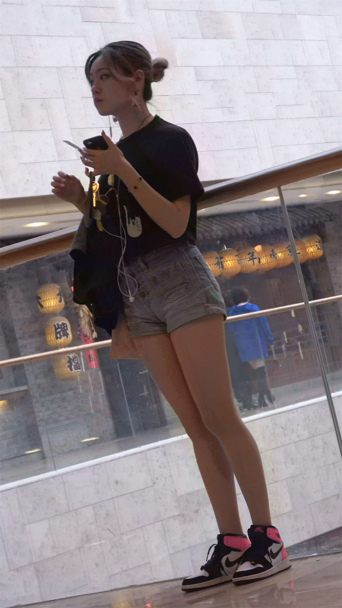 逛商场的超短热裤女-日更街拍