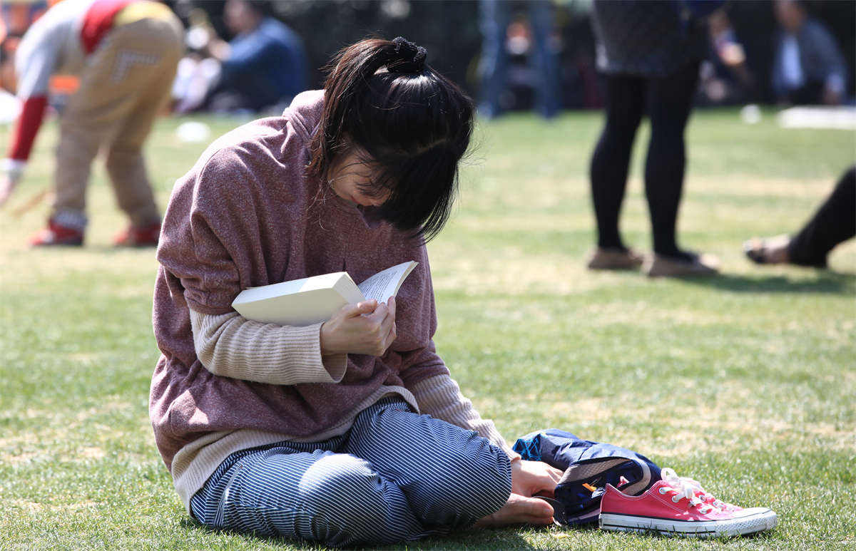 踏青公园街拍系列No.267 清纯女生的午后阅读时光-日更街拍