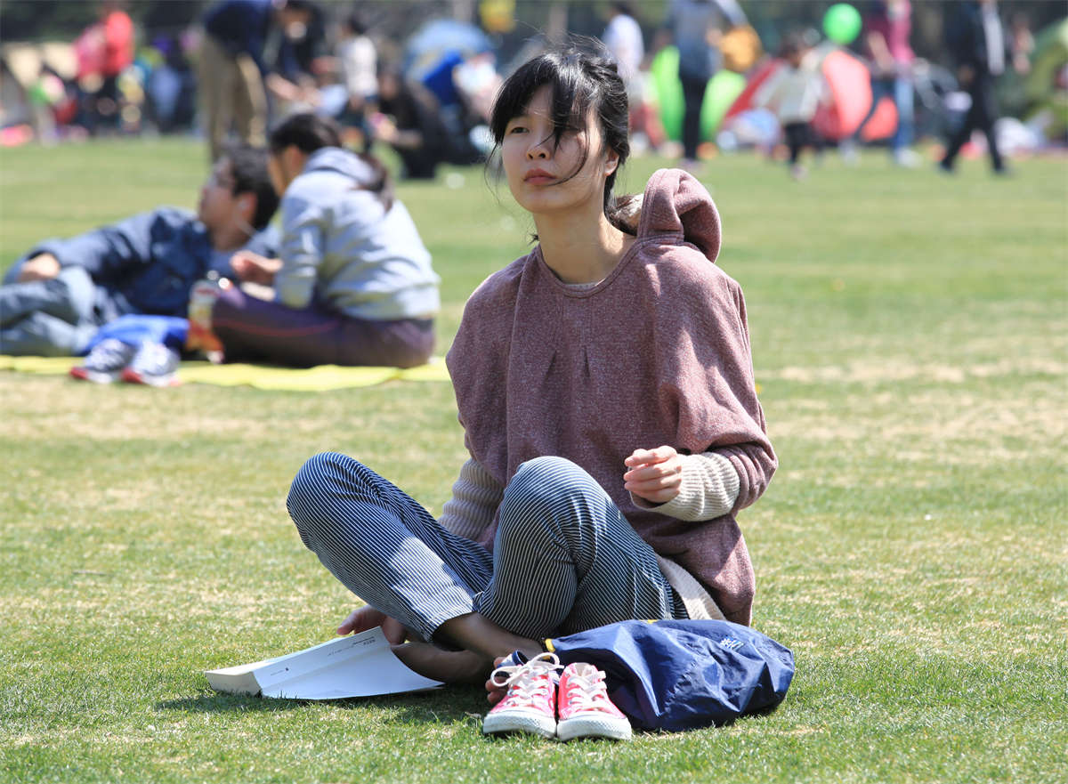 图片[2]-踏青公园街拍系列No.267 清纯女生的午后阅读时光-日更街拍