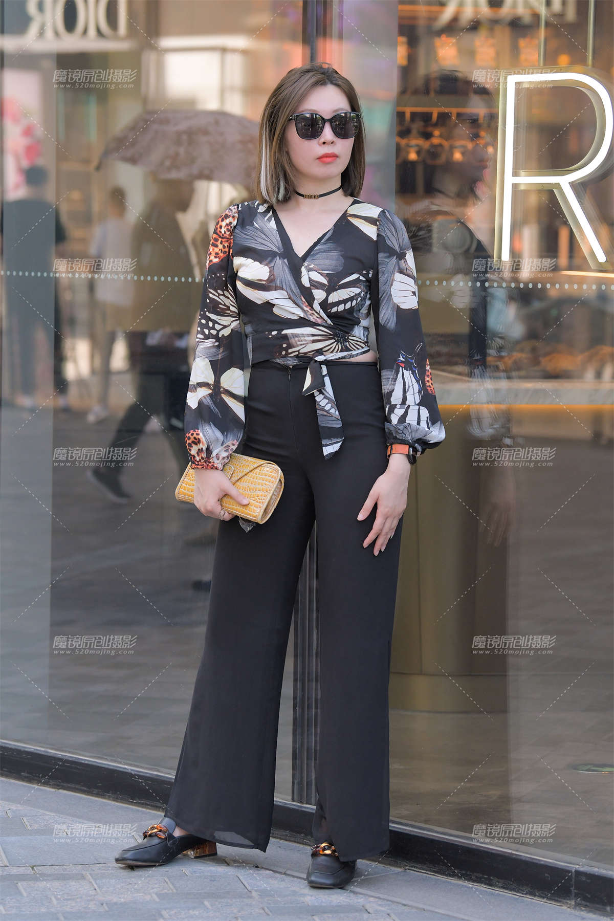 V领碎花衬衫、黑裤女士-日更街拍