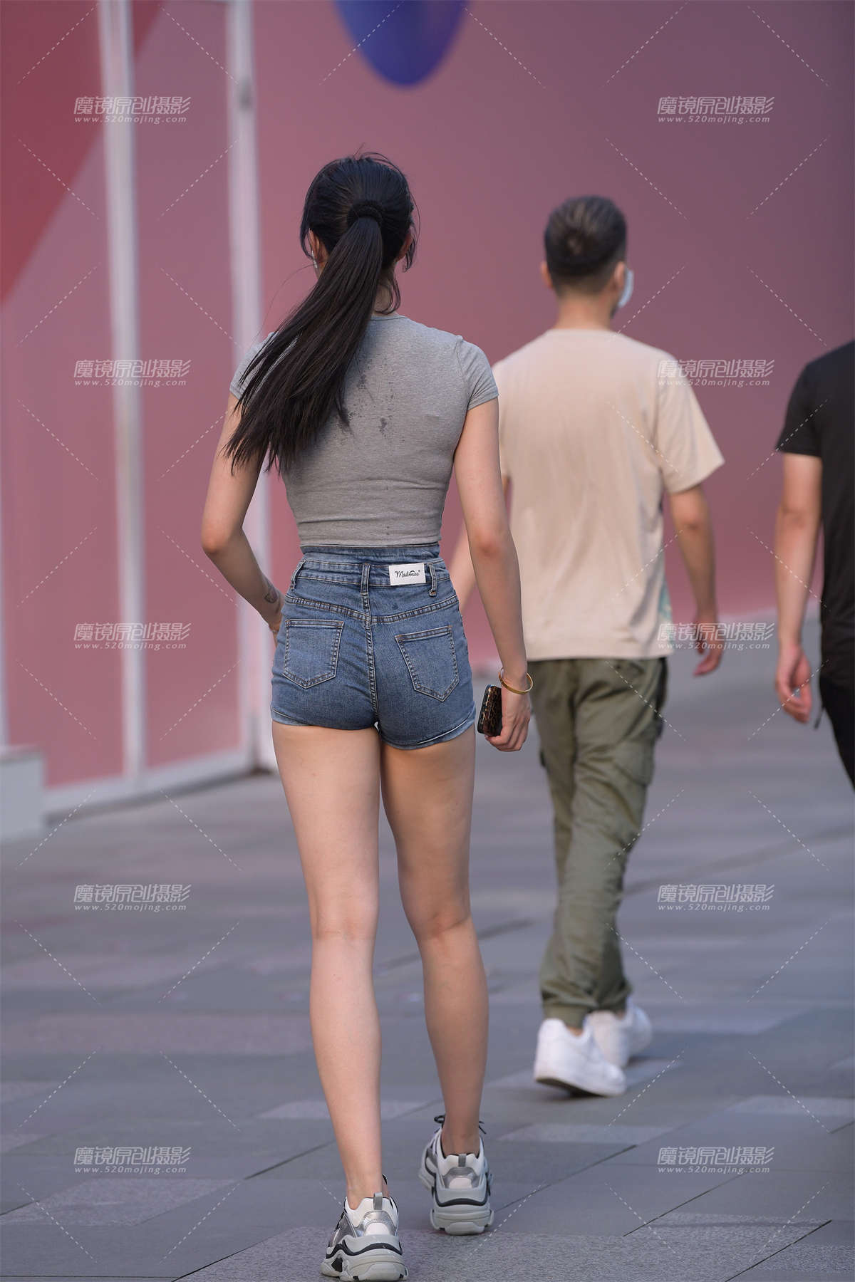 图片[2]-大长腿紧致热裤美女-日更街拍