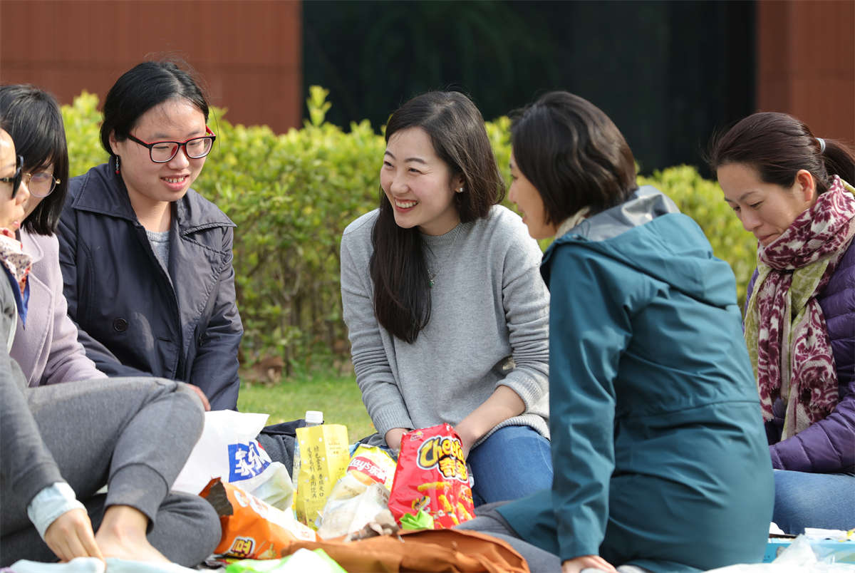 图片[2]-踏青公园街拍系列No.806 甜美少妇一双丝足重点保护，只能绕到她身后偷偷地看-日更街拍