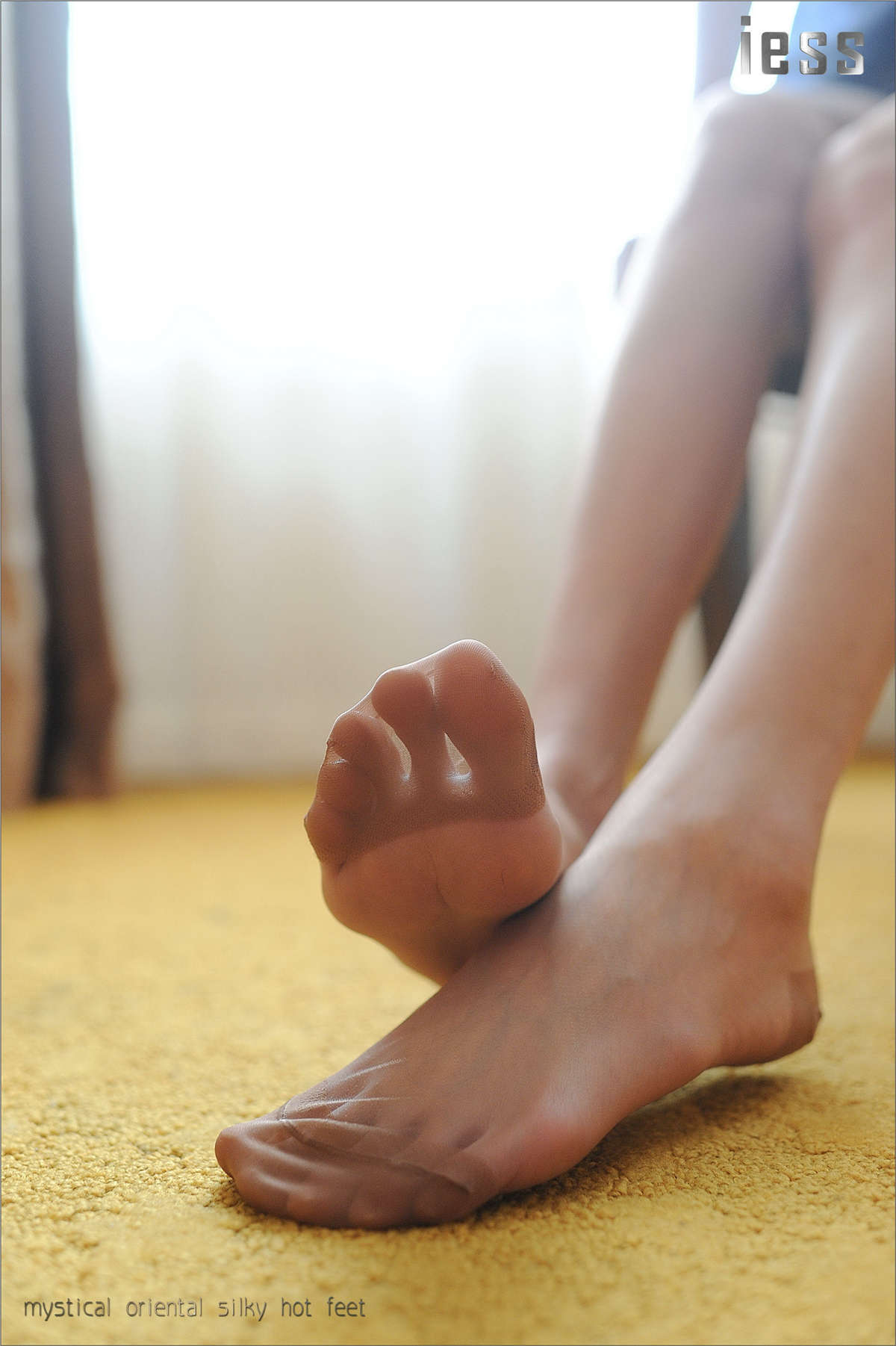 图片[2]-IESS异思趣向 模特：含菲 ES8复古无弹力丝袜细节秀1-日更街拍