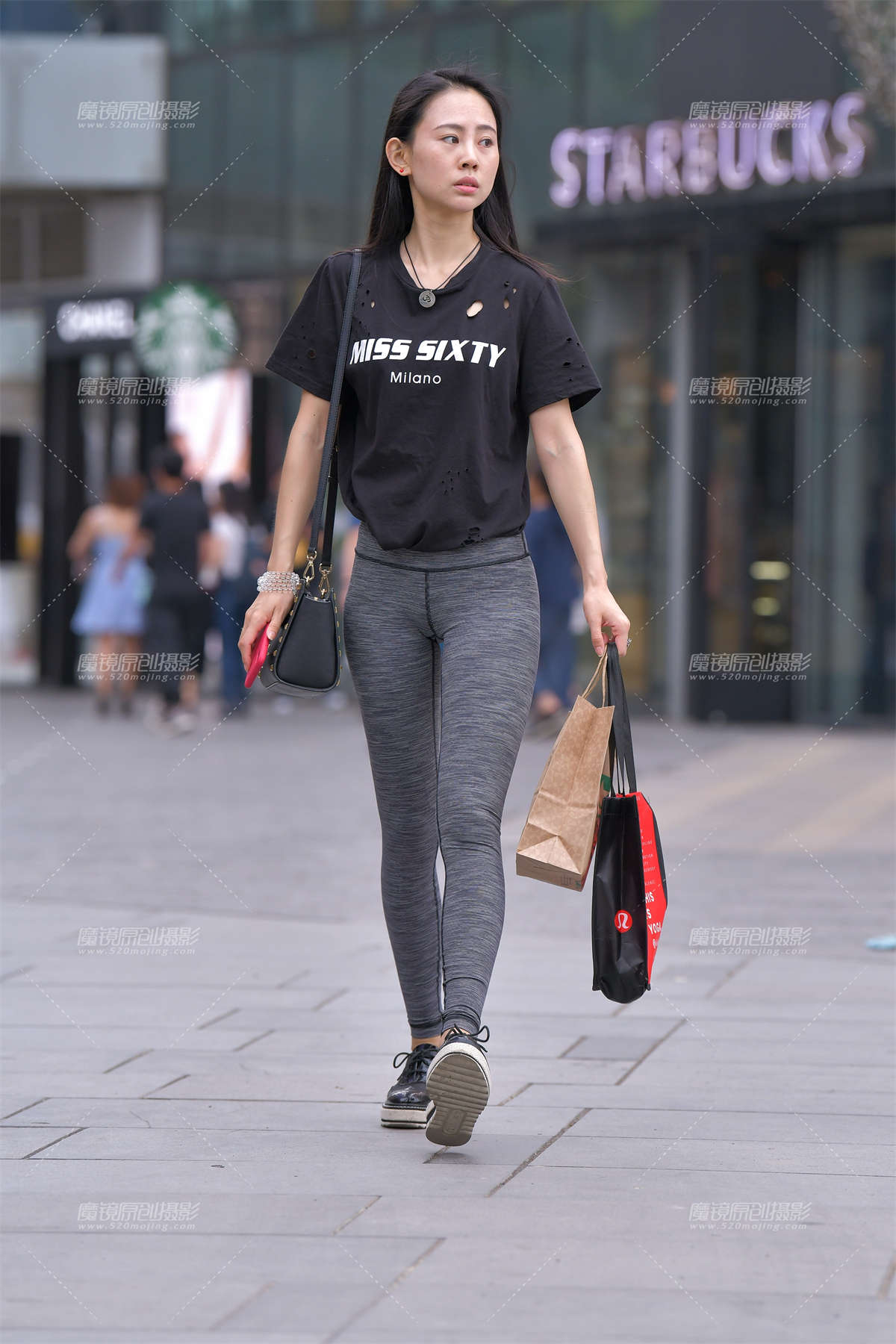 【红石赛帖】来买咖啡的紧身裤美女-日更街拍