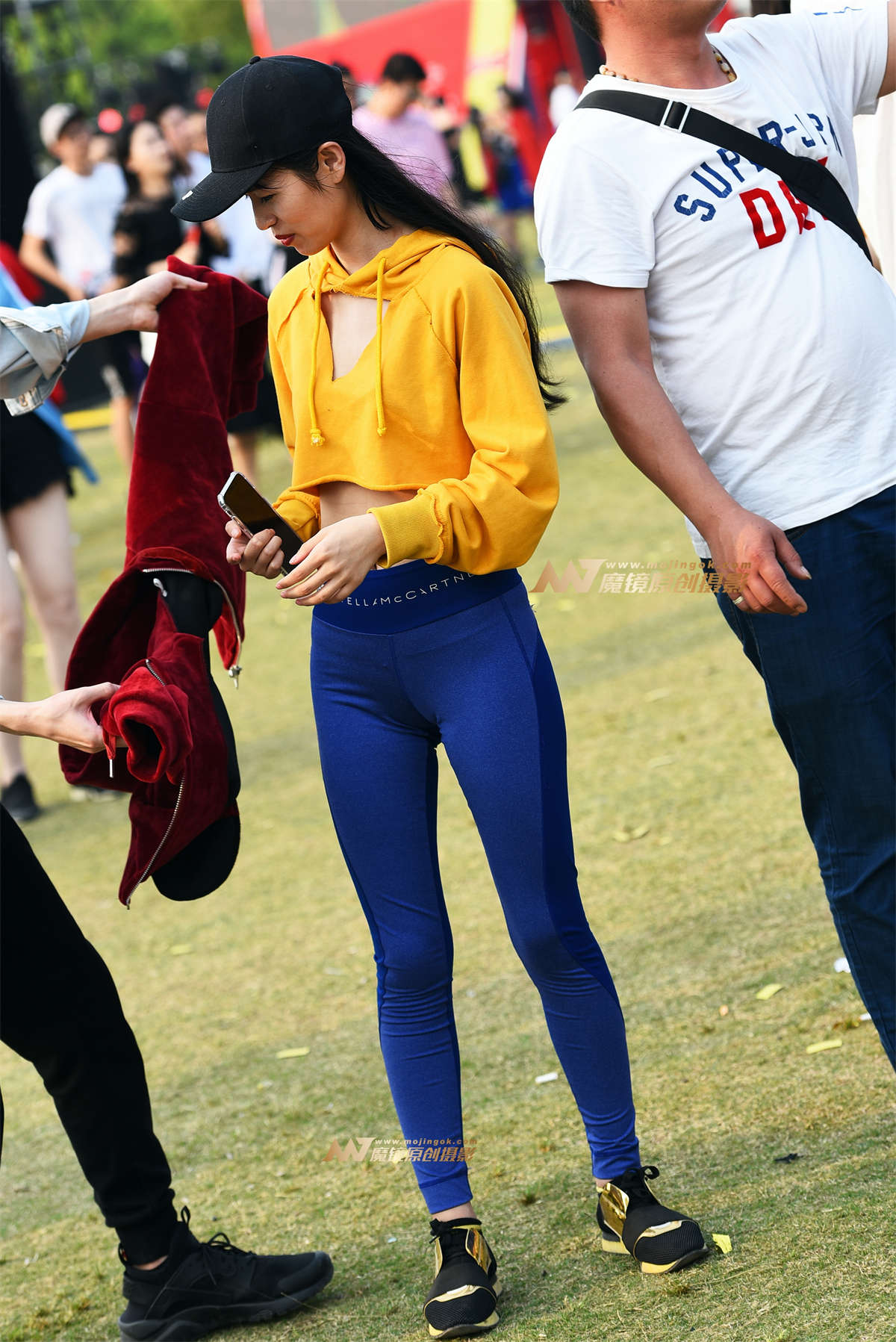 【咔喳赛贴】草坪上的紧身裤-日更街拍