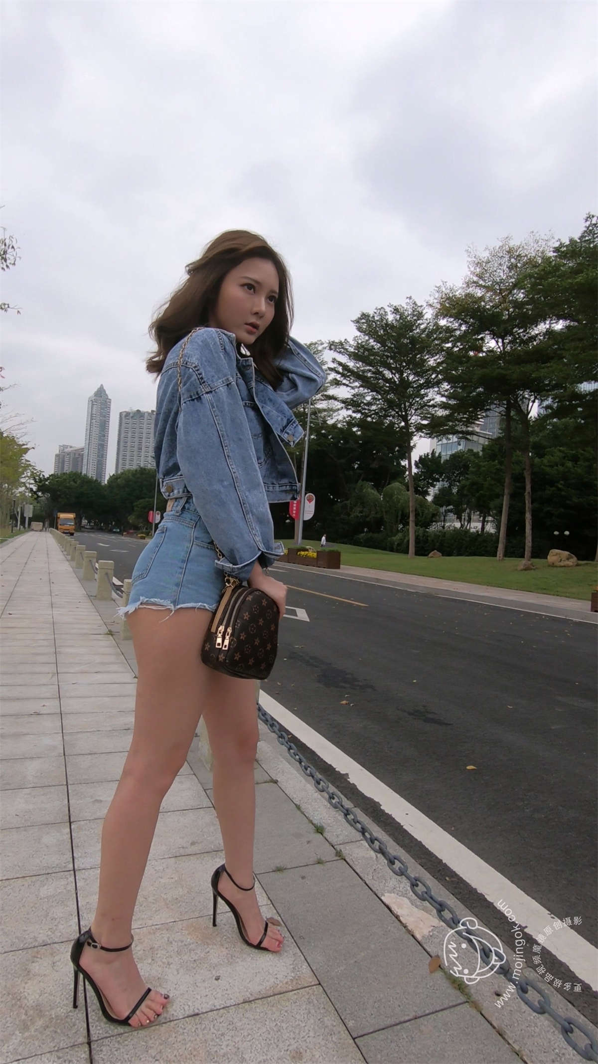 热裤凉高牛仔美女-日更街拍