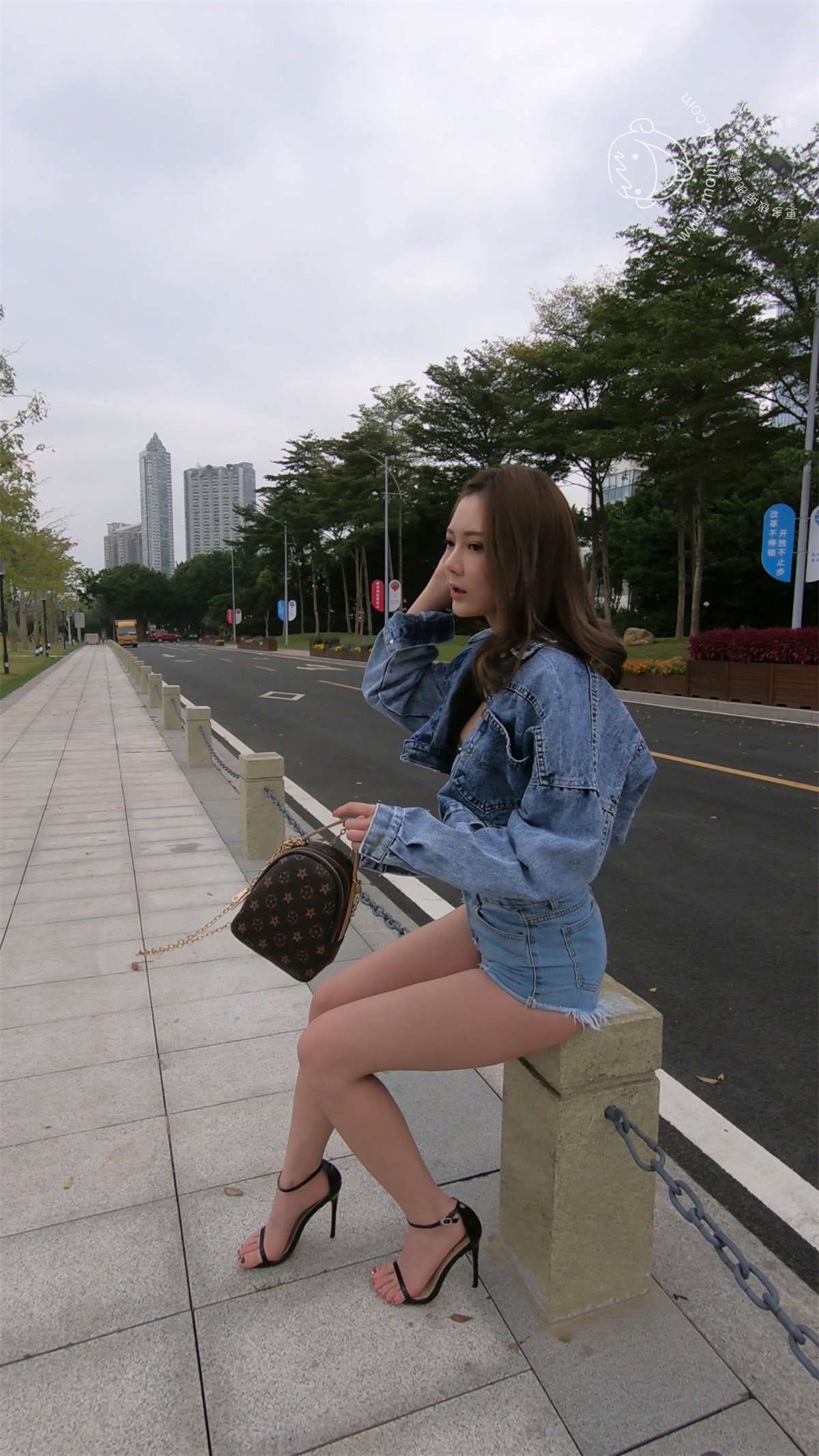 图片[2]-热裤凉高牛仔美女-日更街拍