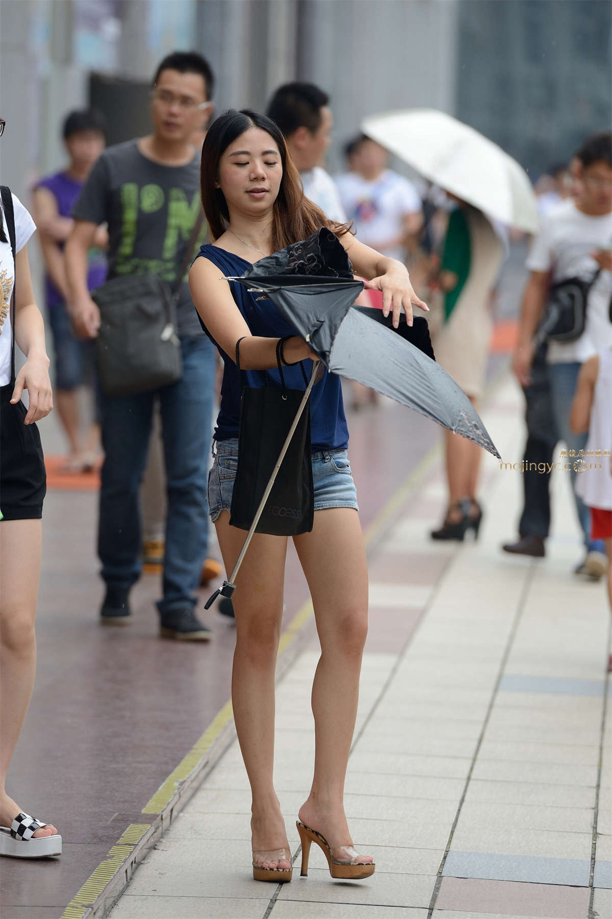 图片[2]-热裤，裸腿，高跟凉拖-日更街拍