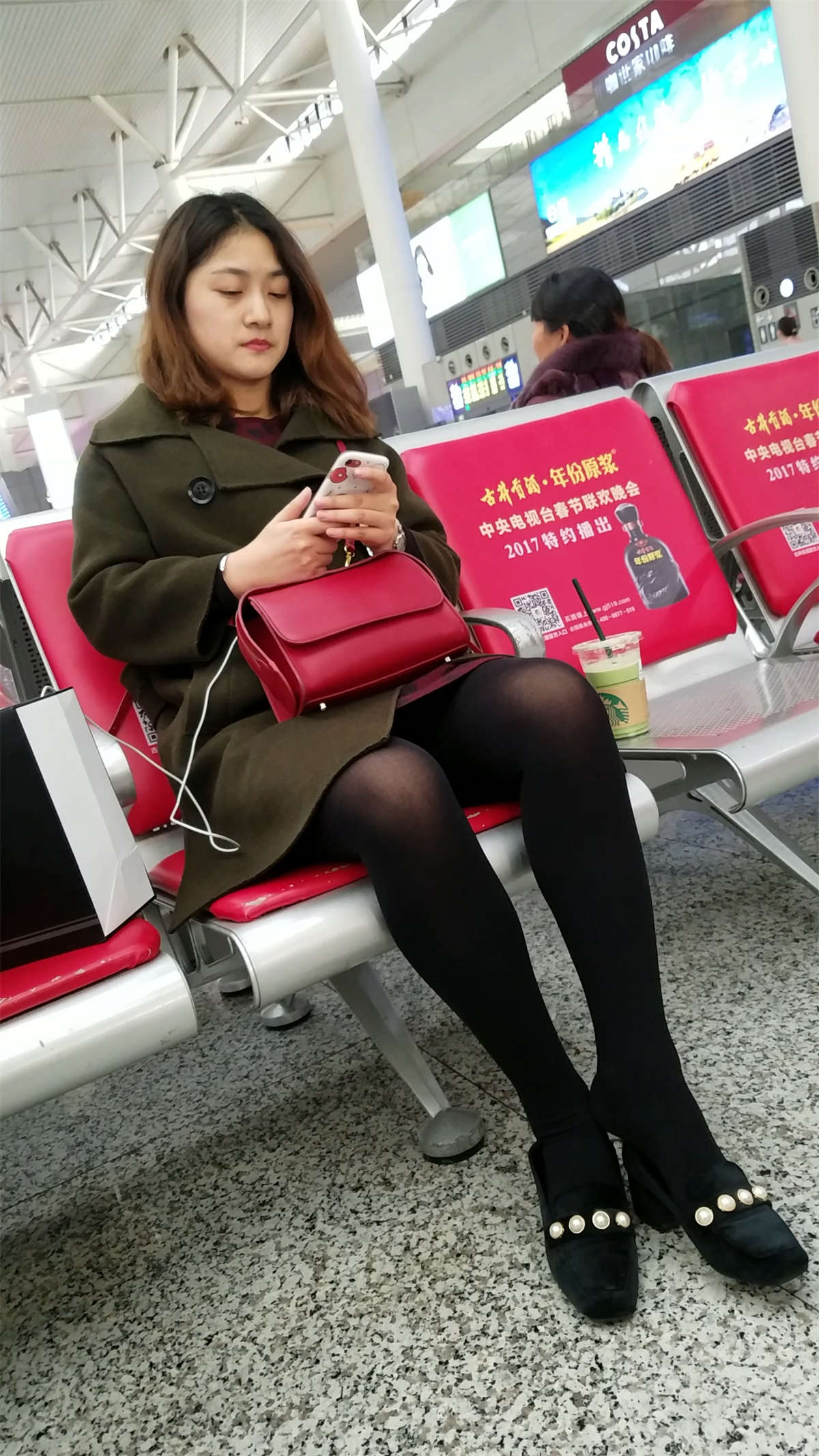 [4K高清视频]高铁站候车的黑色丝袜极品美腿美少妇-日更街拍