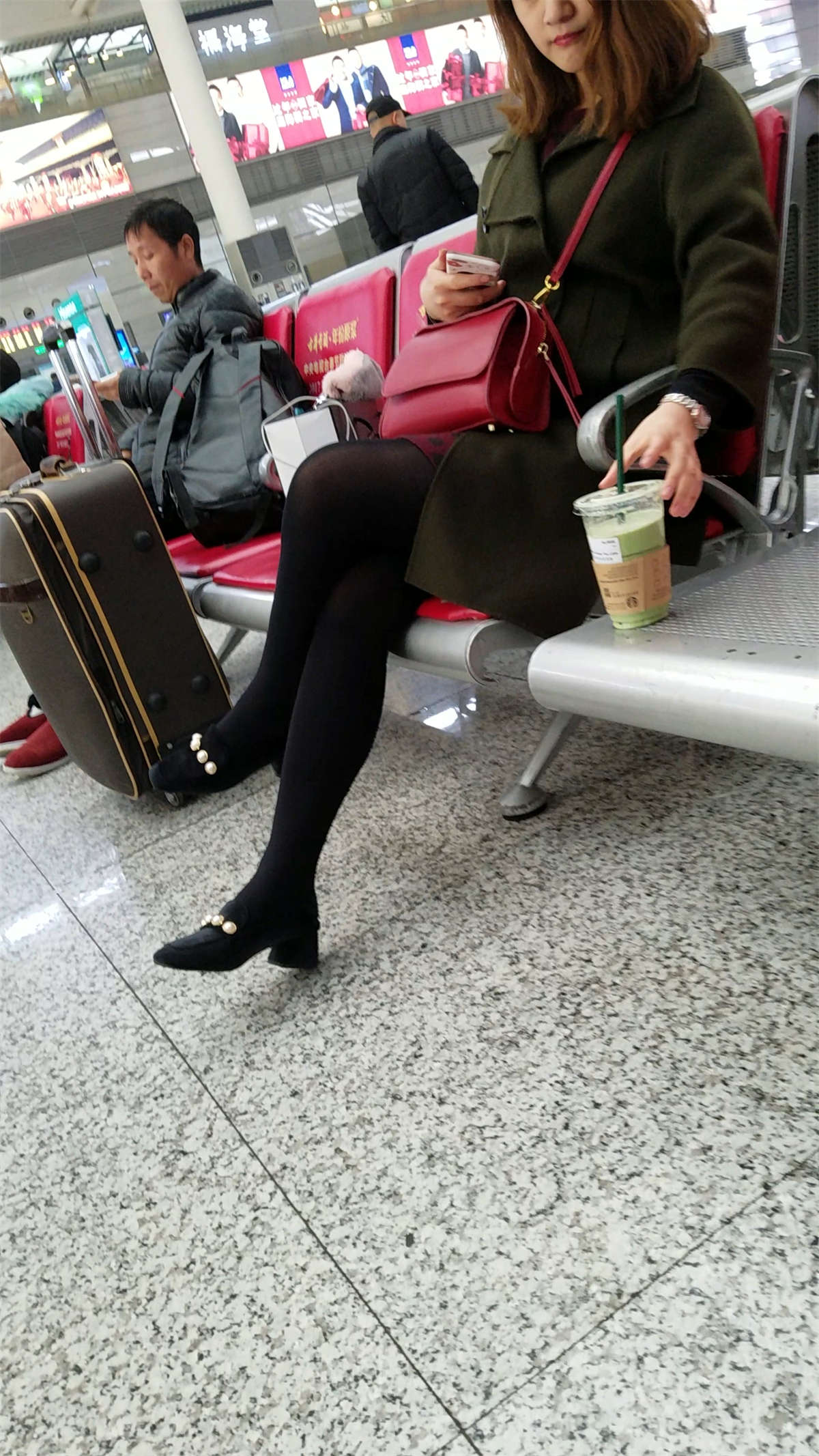 图片[2]-[4K高清视频]高铁站候车的黑色丝袜极品美腿美少妇-日更街拍