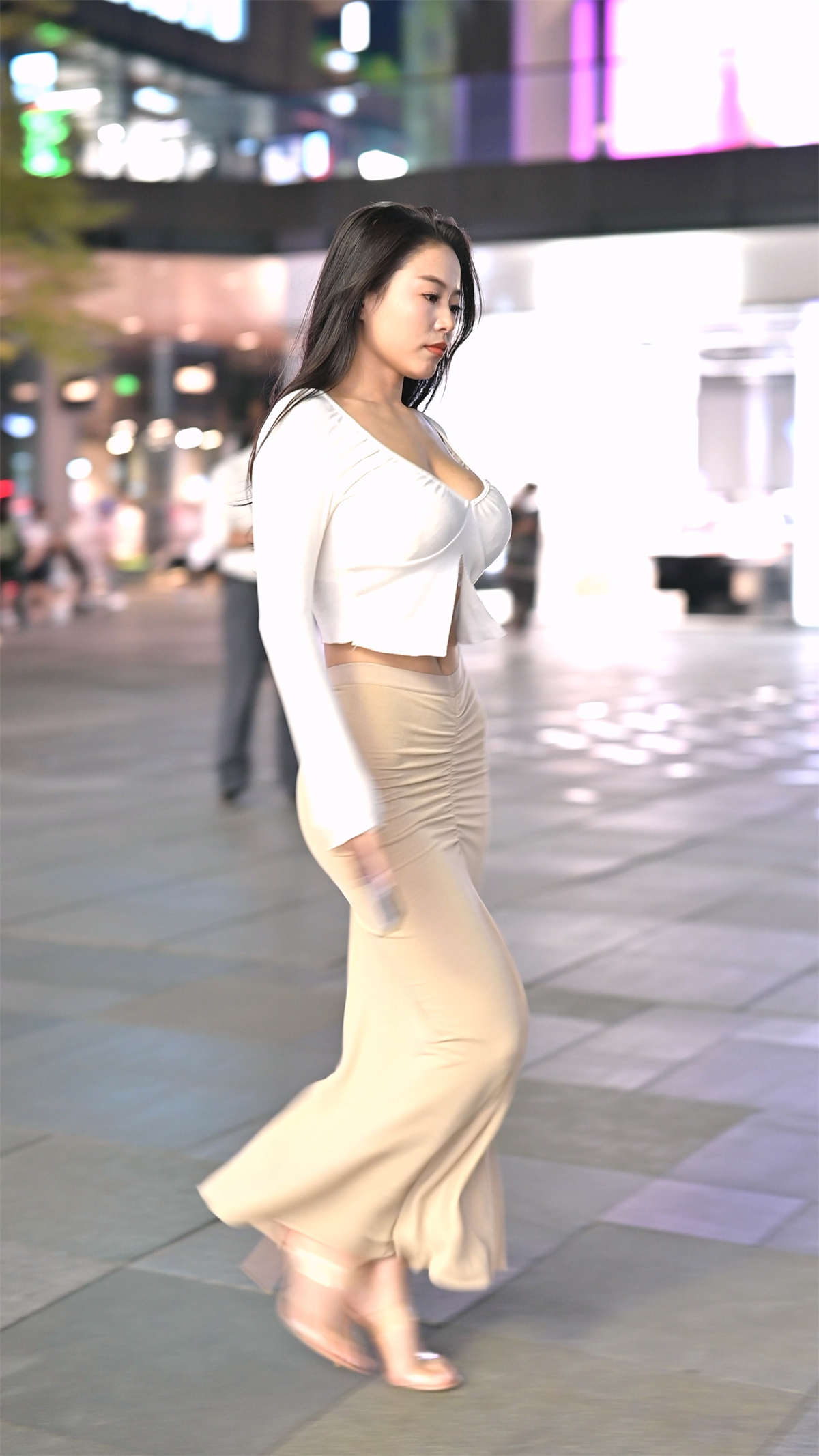 翘臀美女-日更街拍