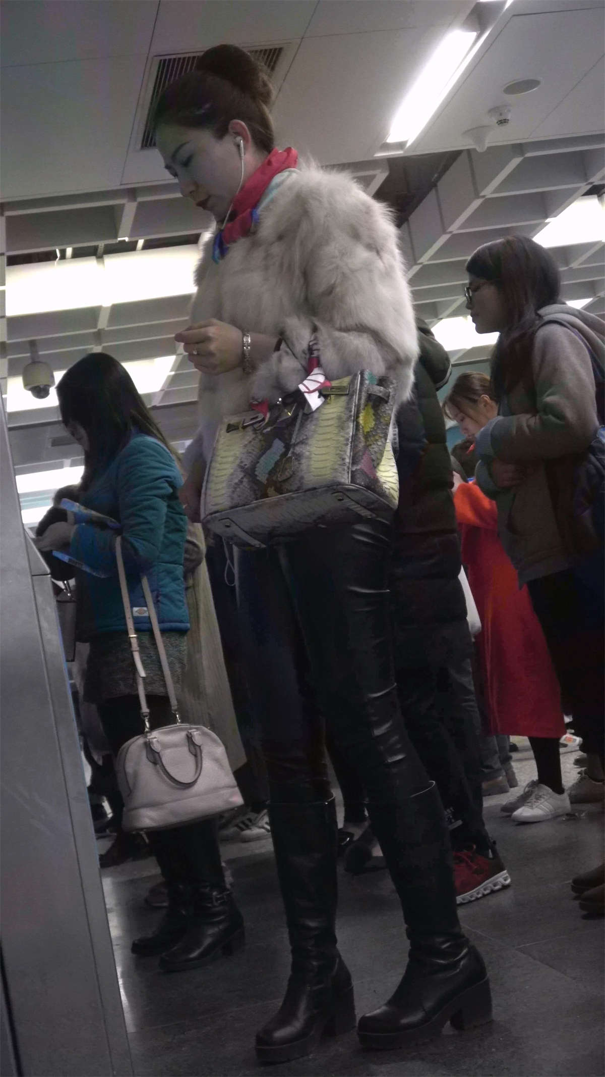 商场连拍各种皮裤女-日更街拍