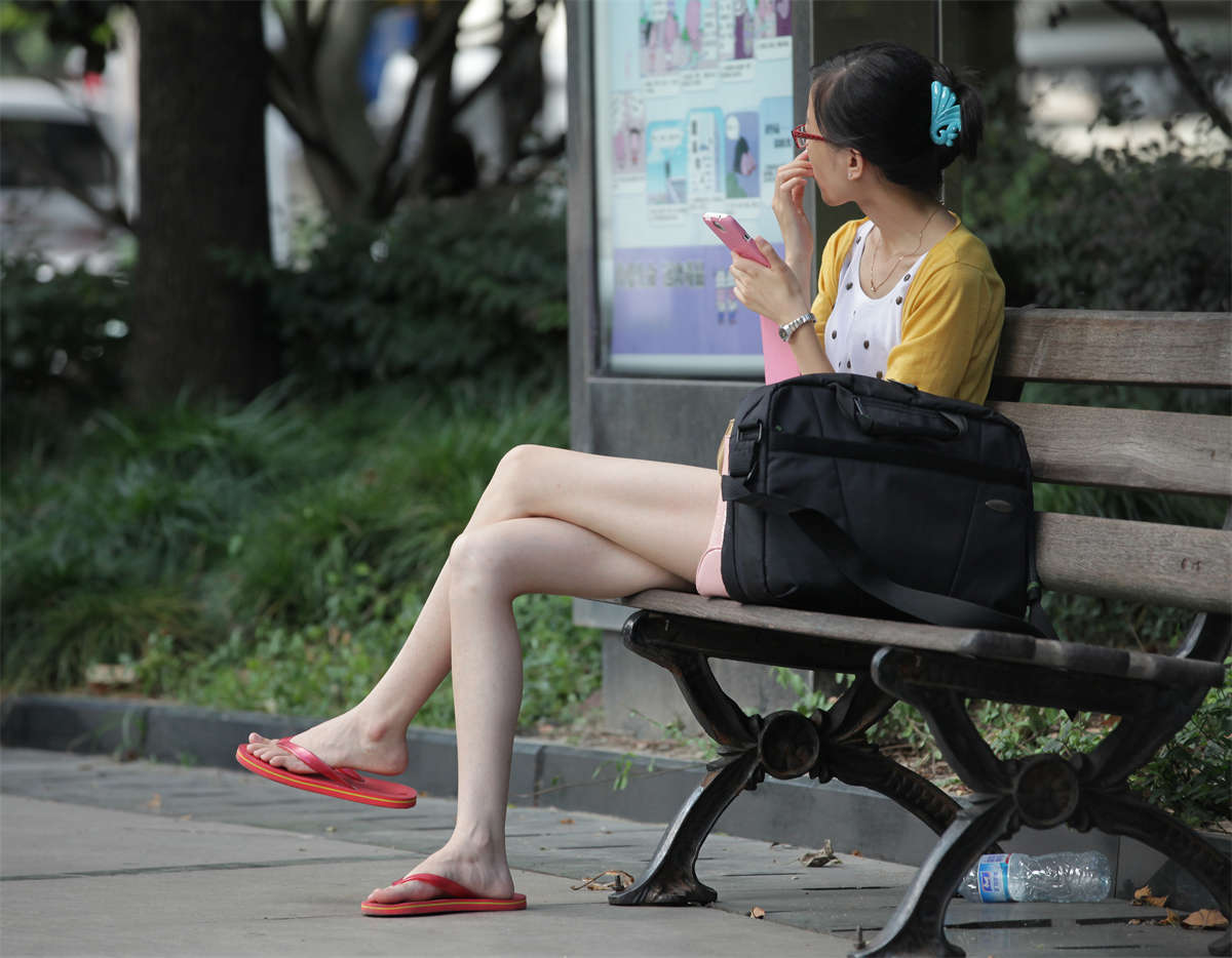 图片[2]-踏青公园街拍系列No.268 清瘦眼镜MM的白晰素足-日更街拍