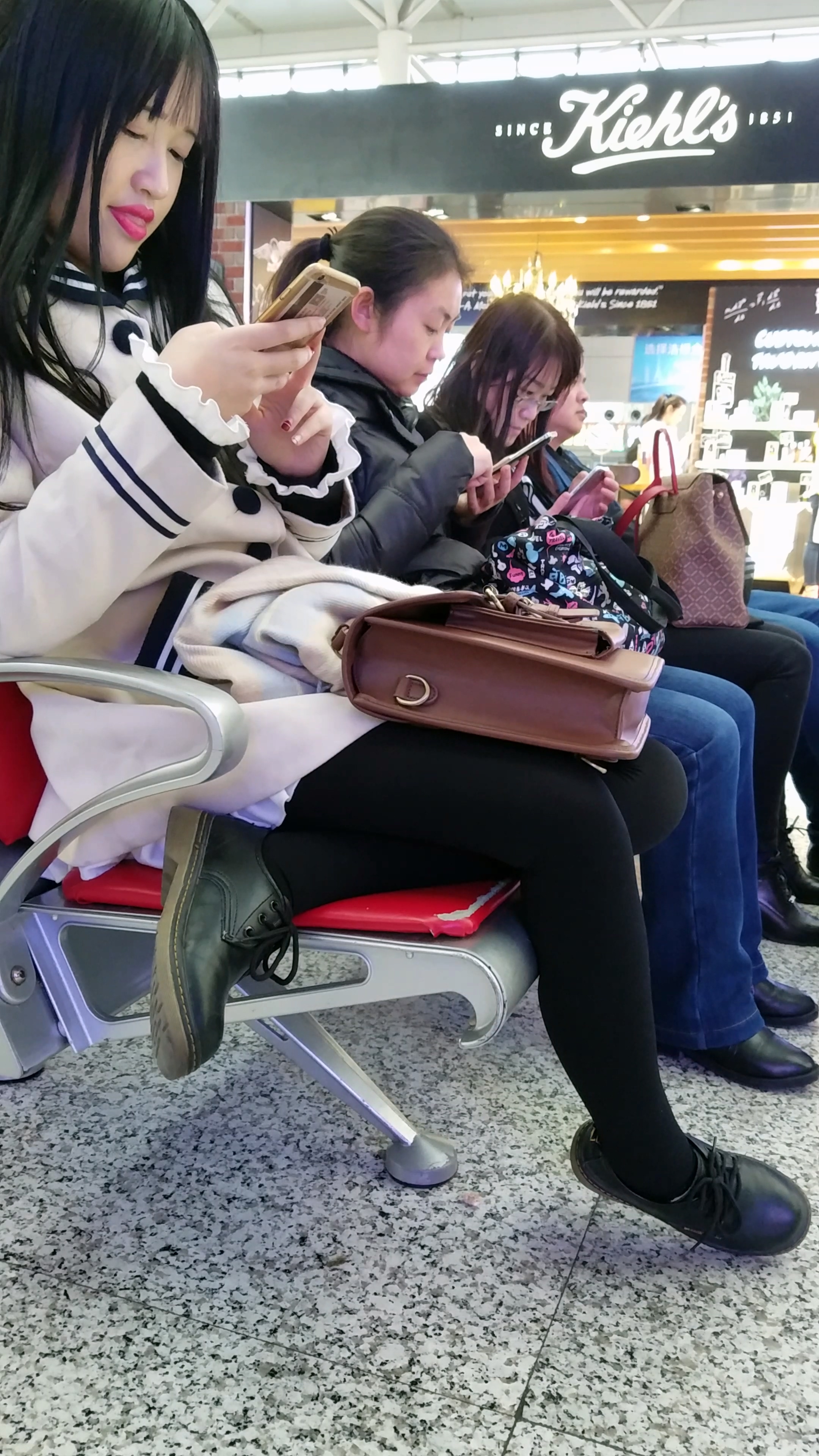[4K高清视频]车站候车的黑色丝袜细腿长发美眉-日更街拍