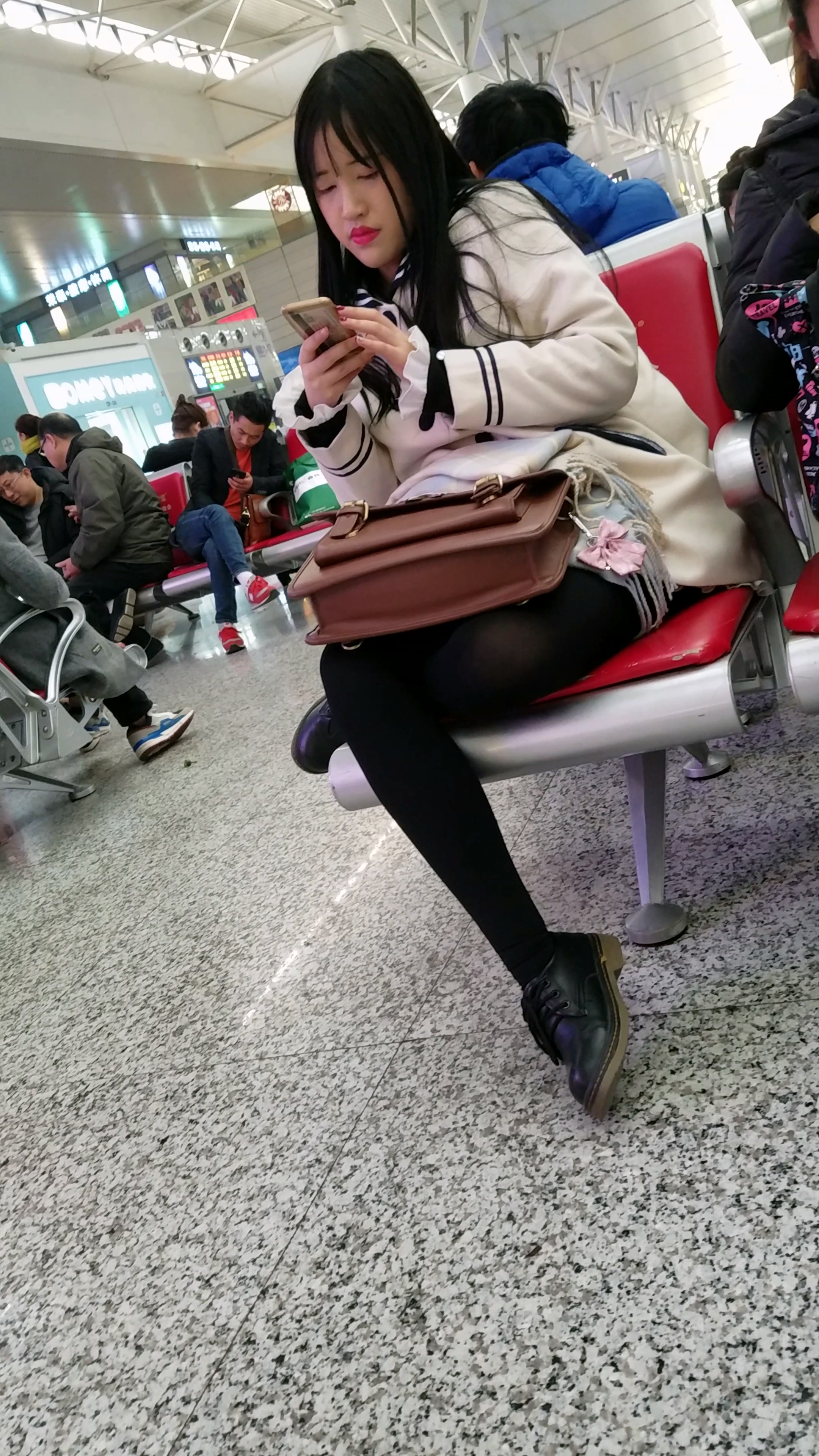 图片[2]-[4K高清视频]车站候车的黑色丝袜细腿长发美眉-日更街拍