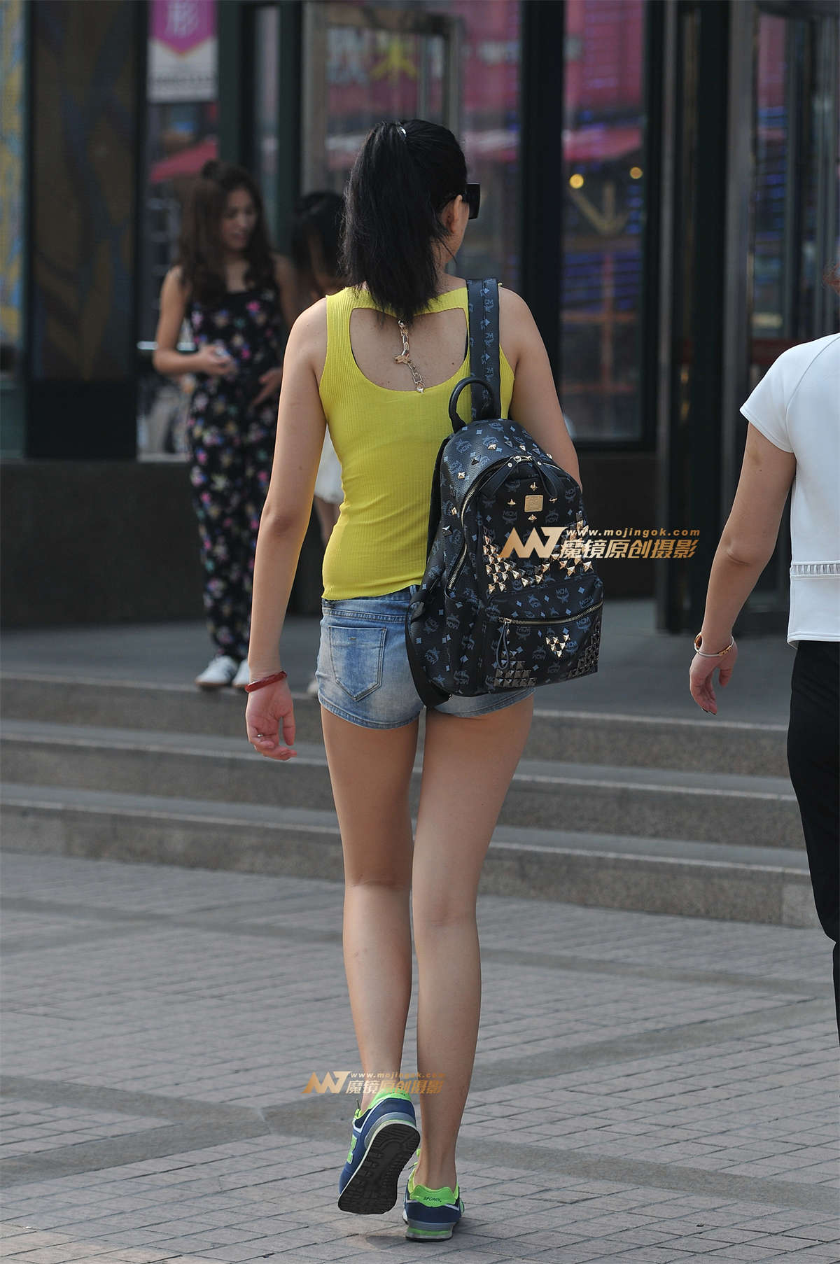 图片[2]-紧身牛仔热裤 长腿妹子-日更街拍