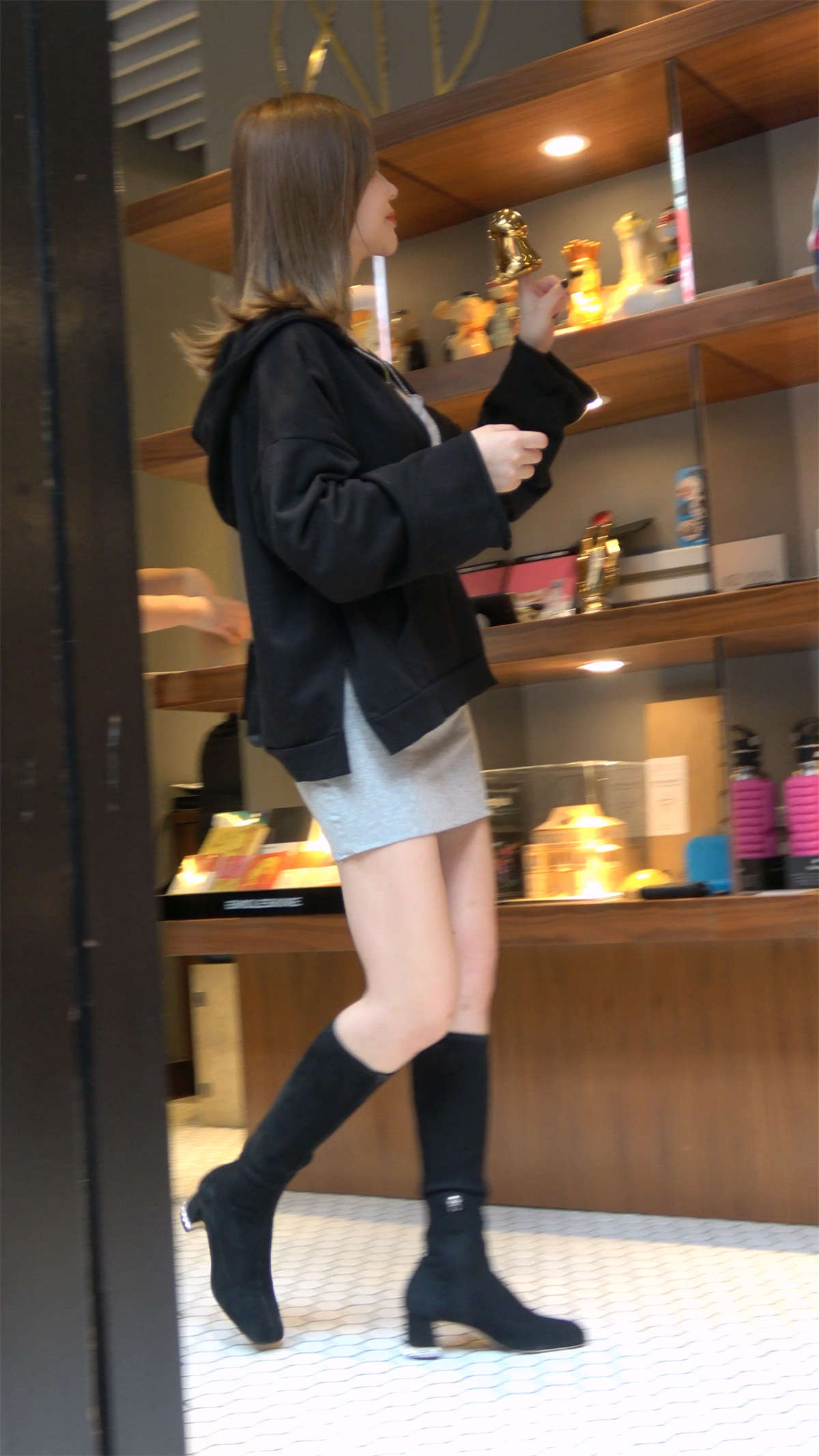 图片[2]-娇小玲珑的灰色短裙气质小姐姐-日更街拍