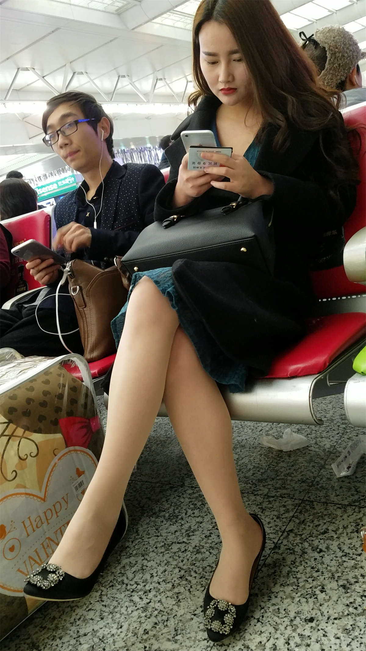 图片[2]-[4K高清视频]高铁站候车的肉丝极品白腿漂亮美少妇-日更街拍