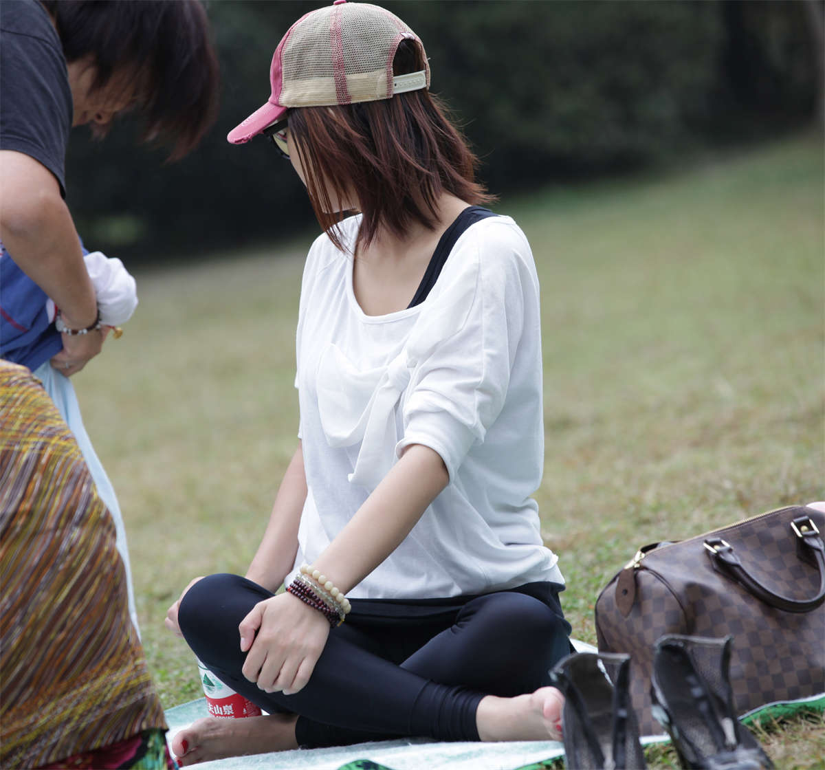 图片[2]-踏青公园街拍系列No.357 好脚可惜不让多拍-日更街拍