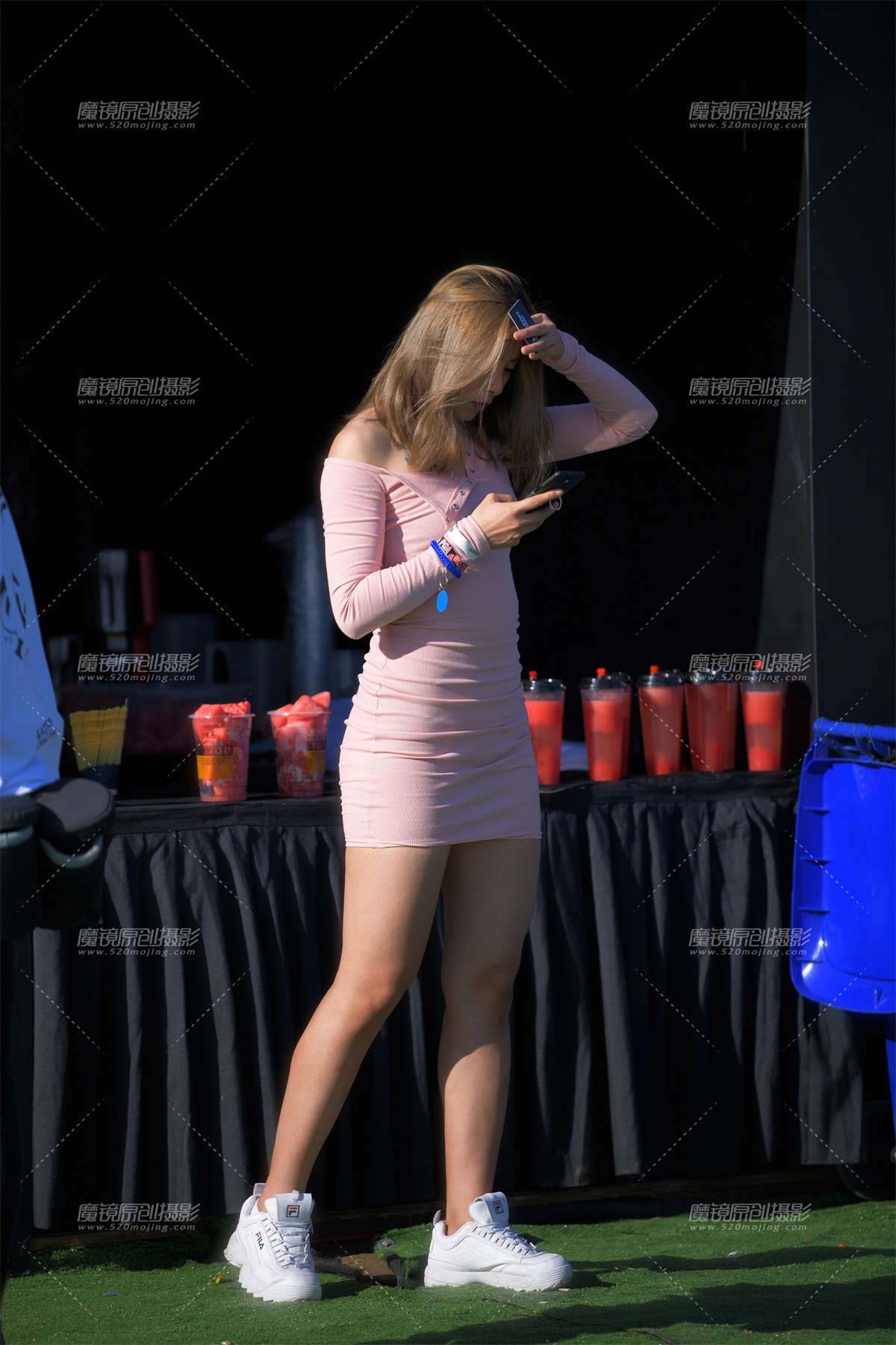 性感粉色包臀裙美女-日更街拍