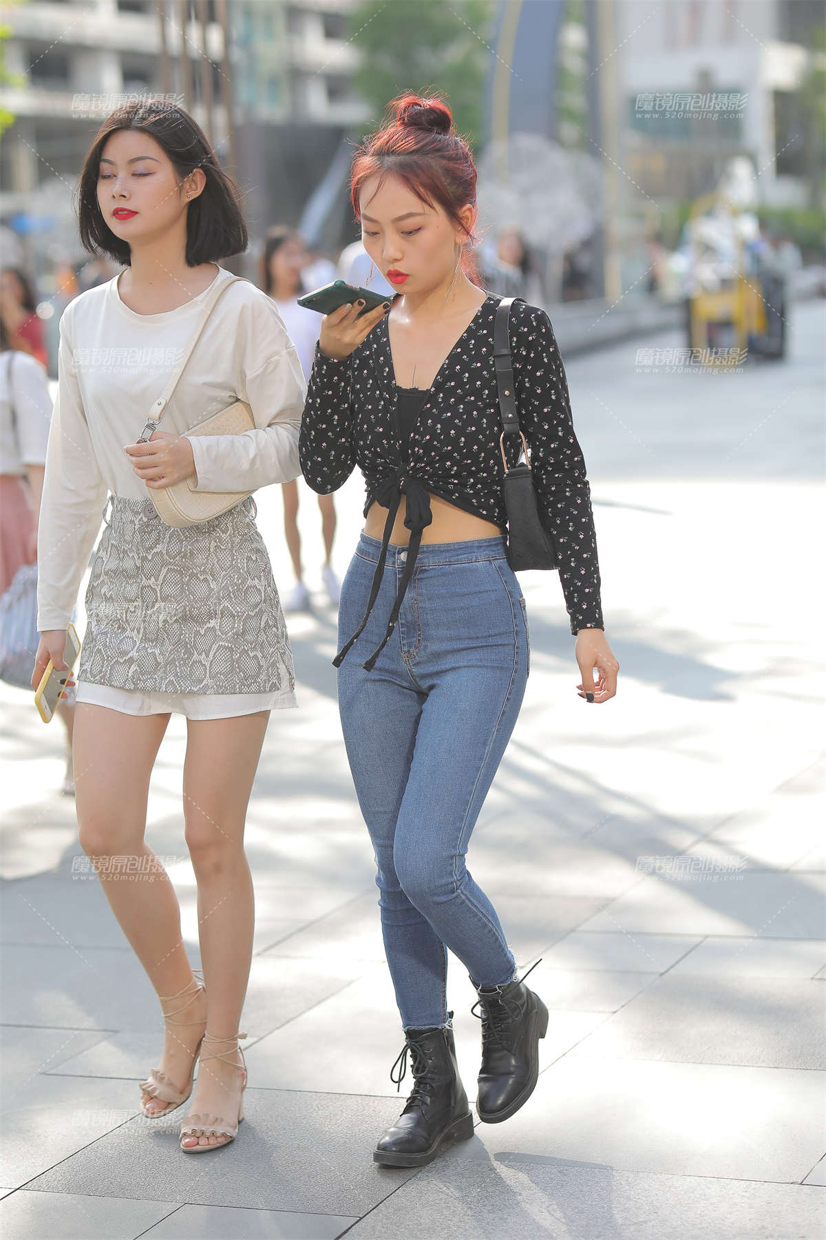 紧身牛仔裤小妹-日更街拍