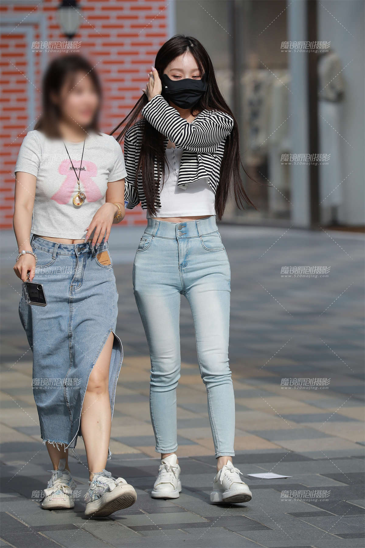 浅蓝牛仔裤美女-日更街拍