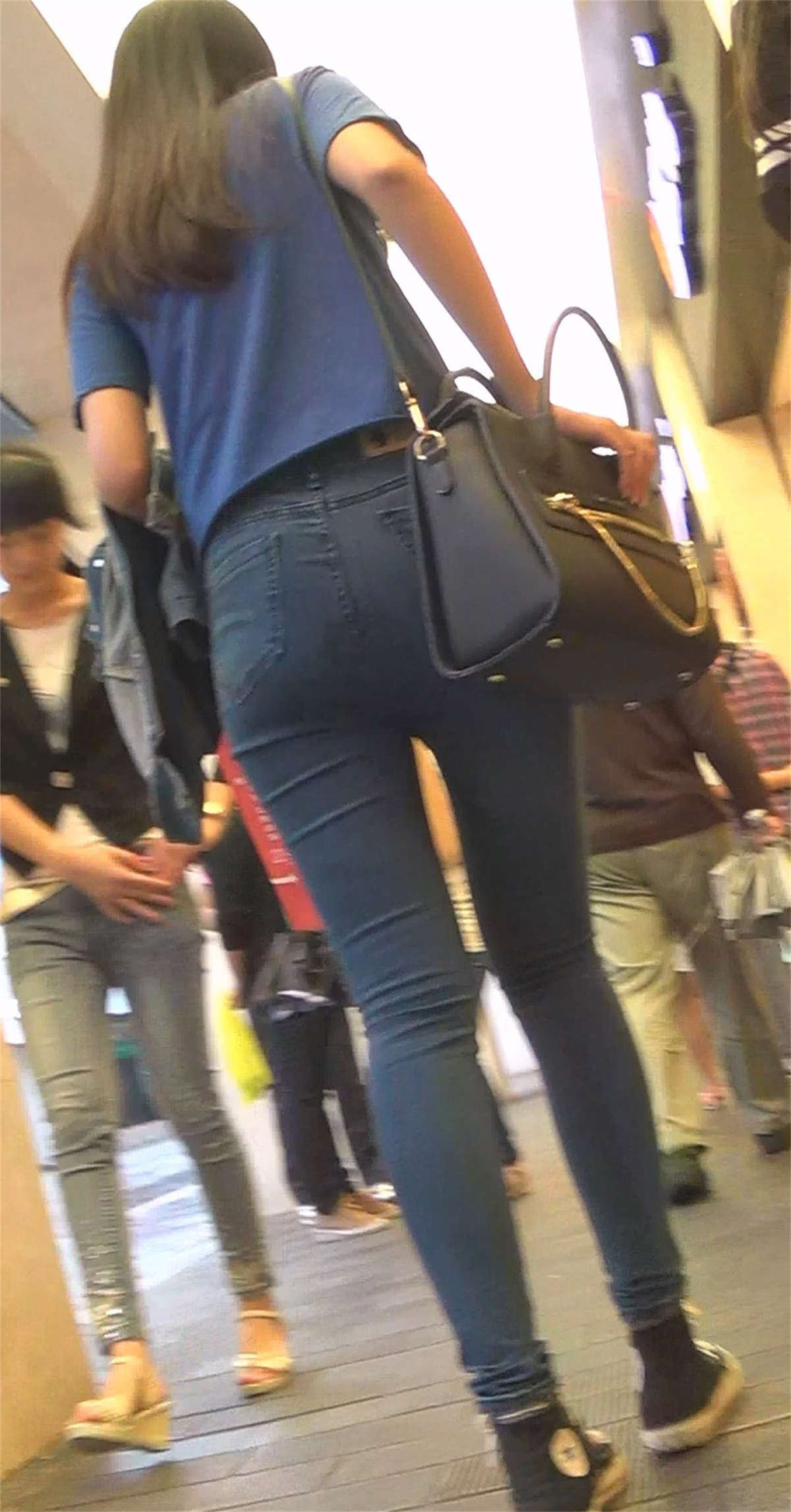 图片[2]-紧身美臀牛仔美女-日更街拍