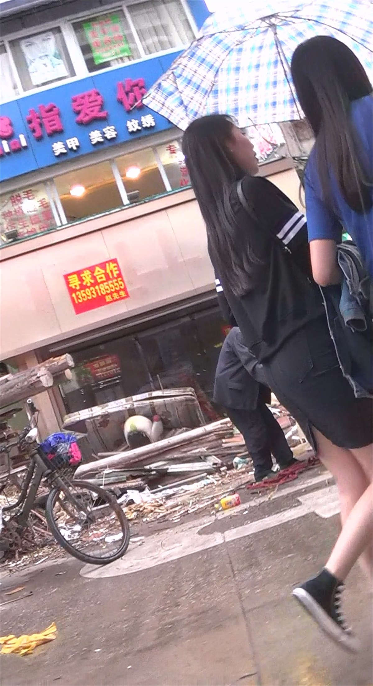 紧身美臀牛仔美女-日更街拍