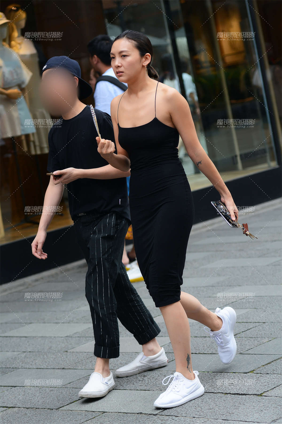 紧身黑裙-日更街拍