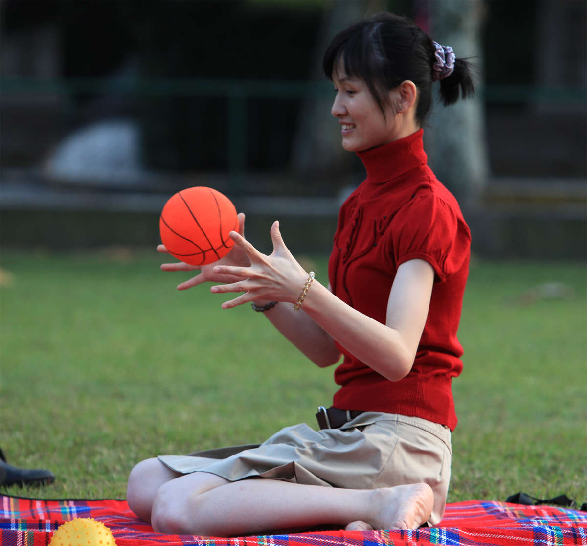 图片[2]-踏青公园街拍系列No.808 纤长足底最诱人-日更街拍