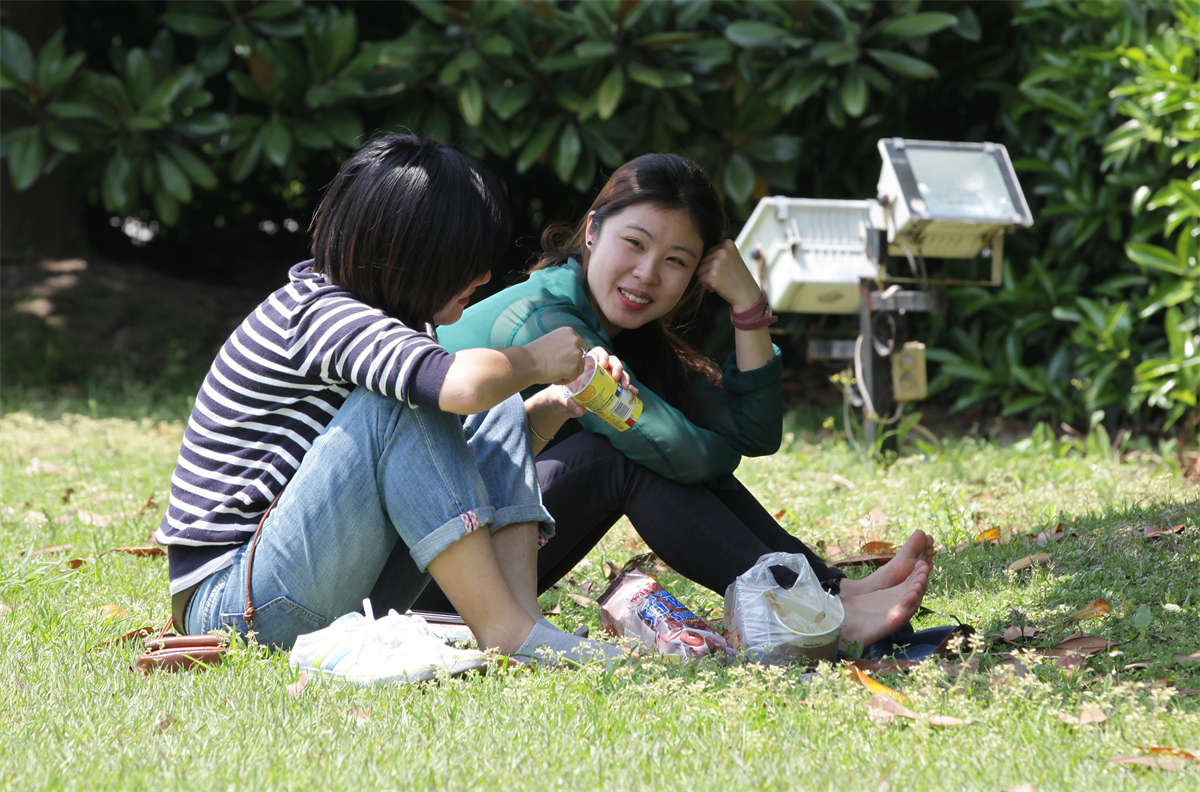 踏青公园街拍系列No.1583 闺蜜是好闺蜜，脚也是好脚-日更街拍