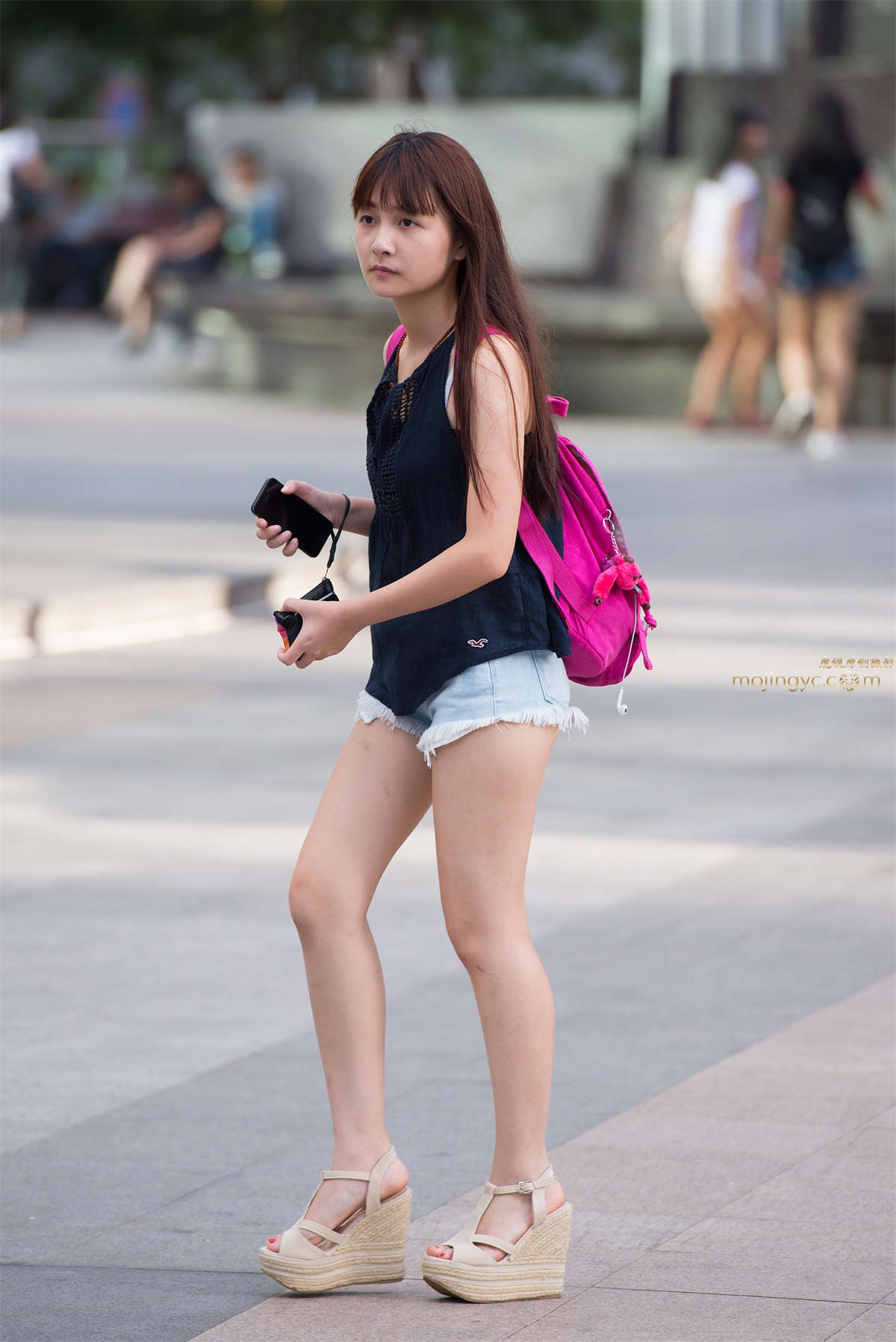 热裤，裸腿，厚底凉鞋-日更街拍