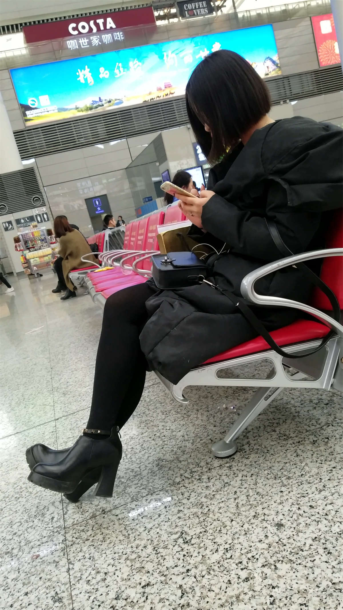[4K高清视频]高铁站候车的黑色丝袜短裙短发漂亮少妇-日更街拍