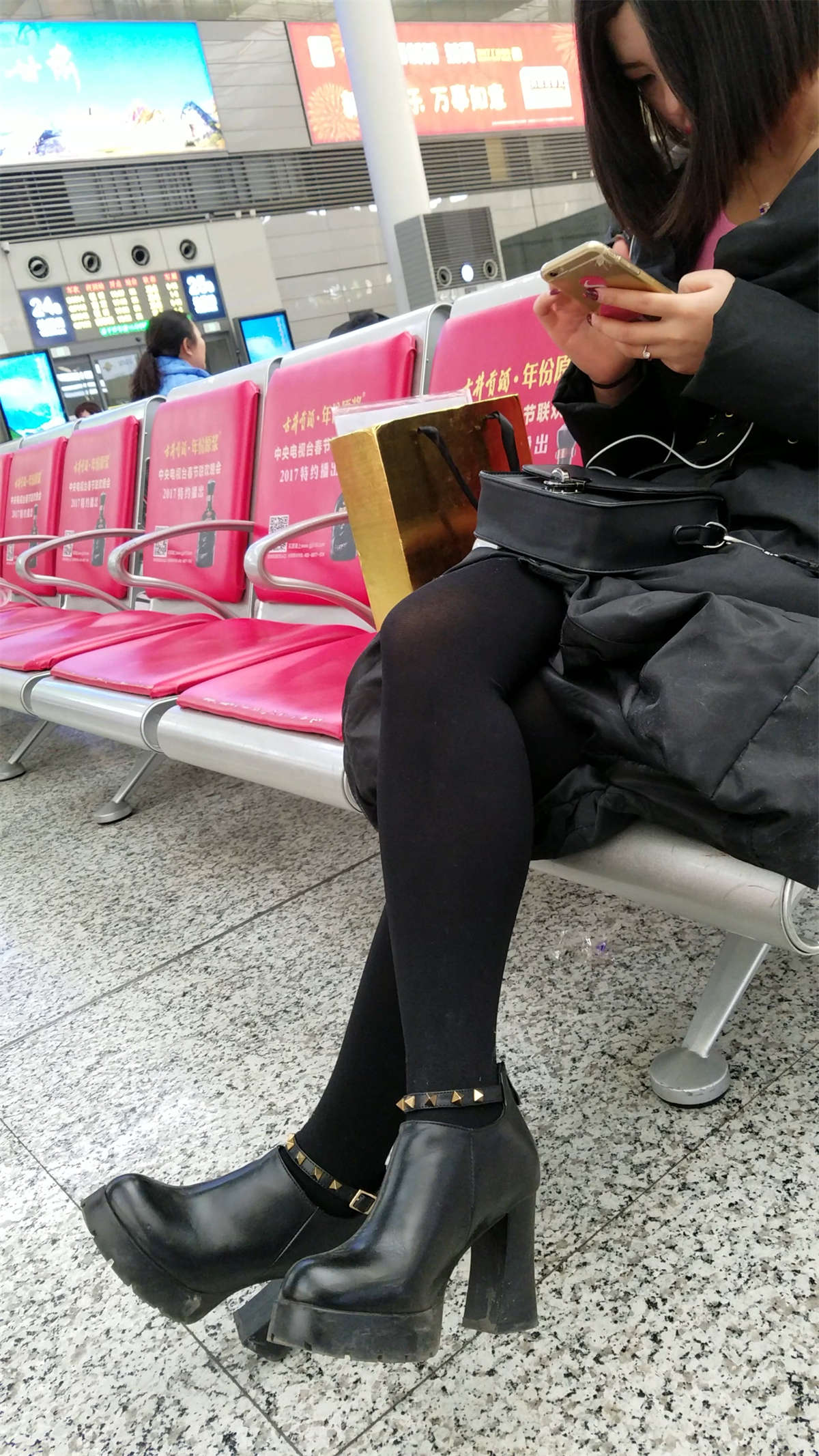 图片[2]-[4K高清视频]高铁站候车的黑色丝袜短裙短发漂亮少妇-日更街拍