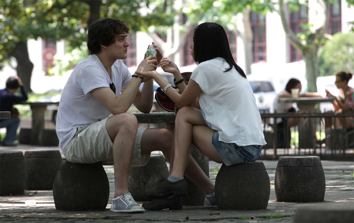 图片[2]-踏青公园街拍系列No.358 好身材女孩坐着也显得腿很长-日更街拍