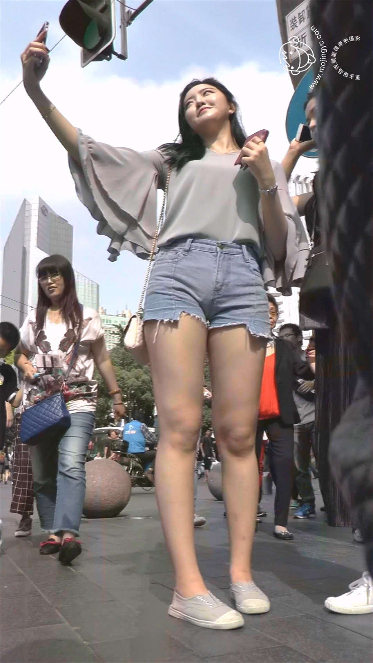 图片[2]-墨镜短裤美女-日更街拍