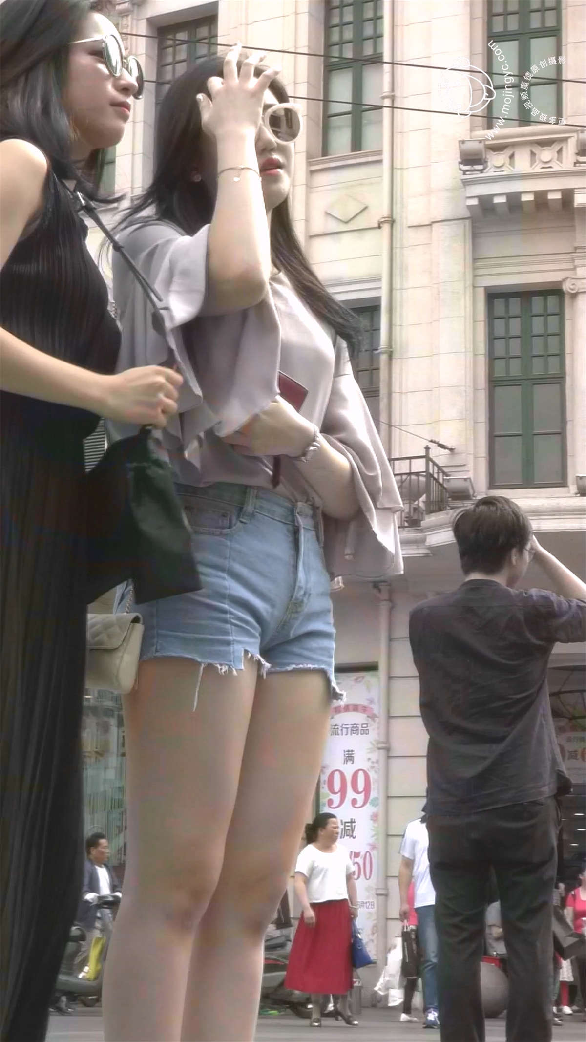 墨镜短裤美女-日更街拍