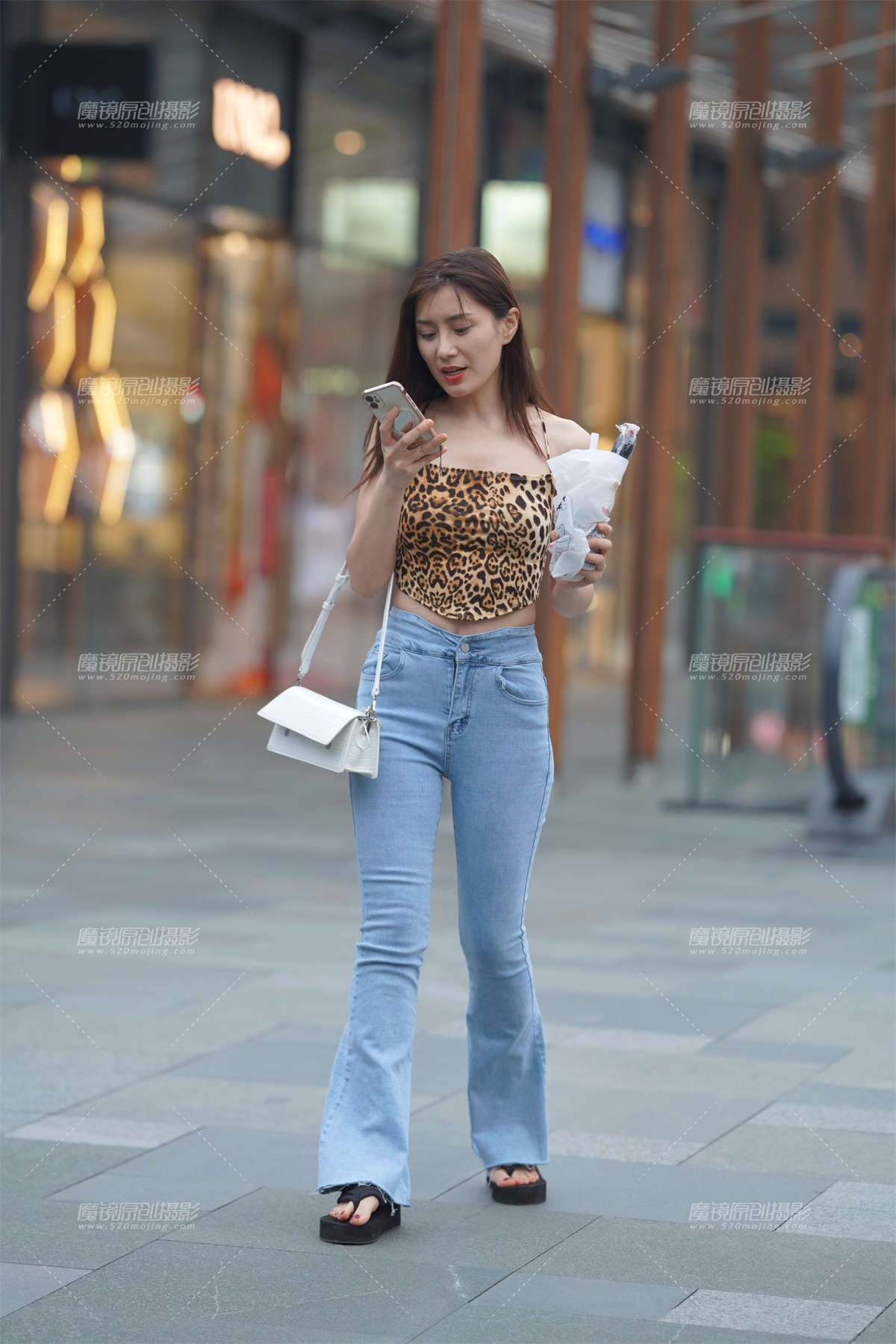 紧牛美眉-日更街拍