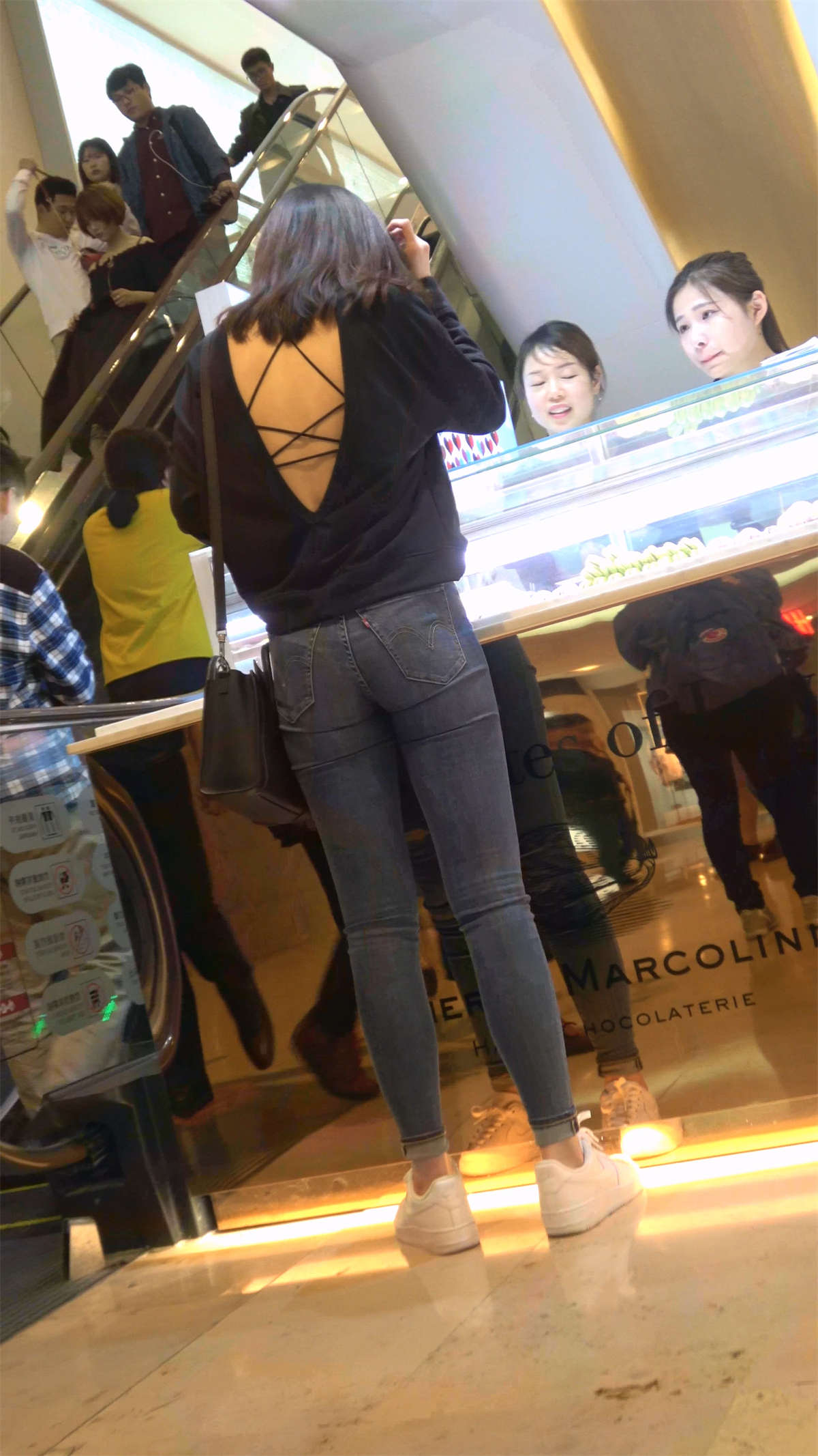 极度紧绷的牛仔女逛商场-日更街拍