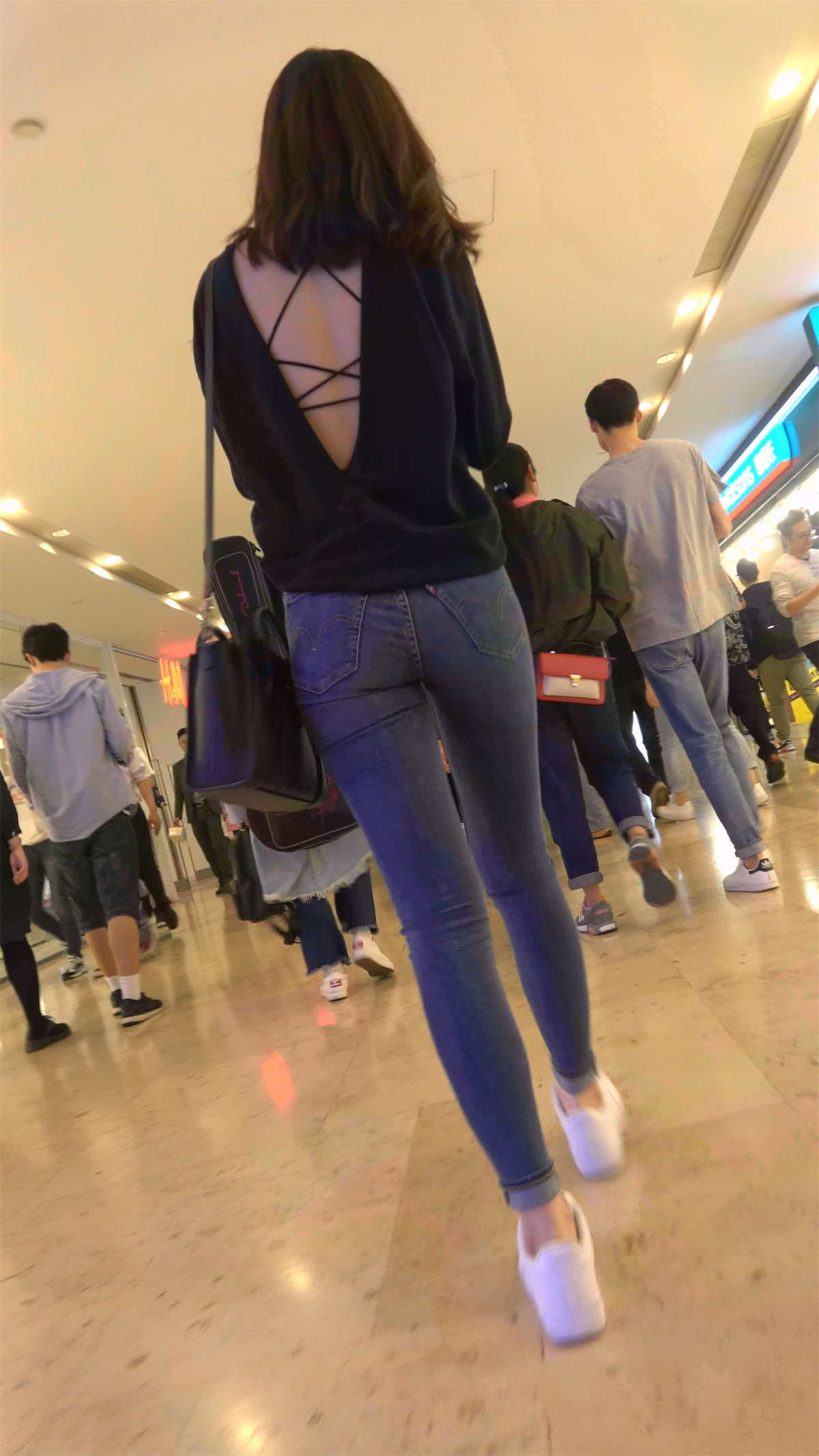 图片[2]-极度紧绷的牛仔女逛商场-日更街拍