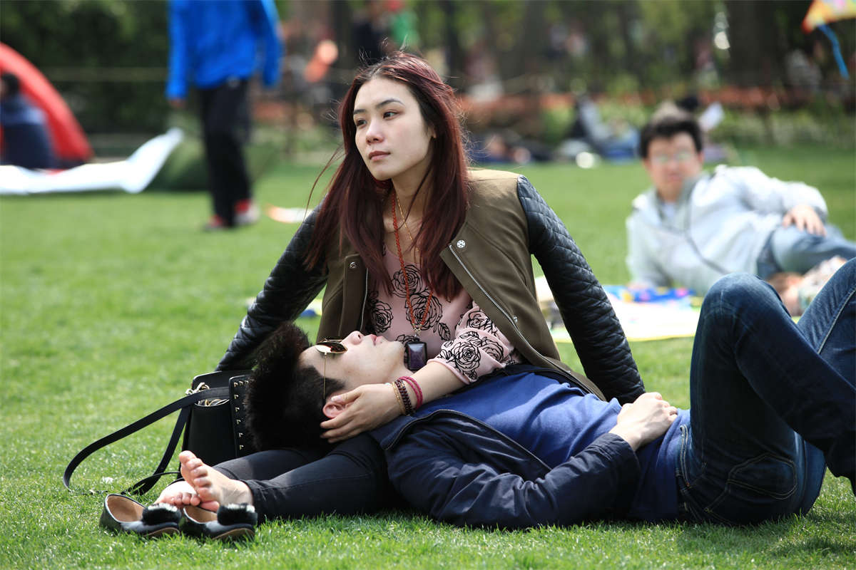 图片[2]-踏青公园街拍系列No.270 如此美人玉足，当然爱不释手，为她抠脚也是心甘情愿 第1辑-日更街拍