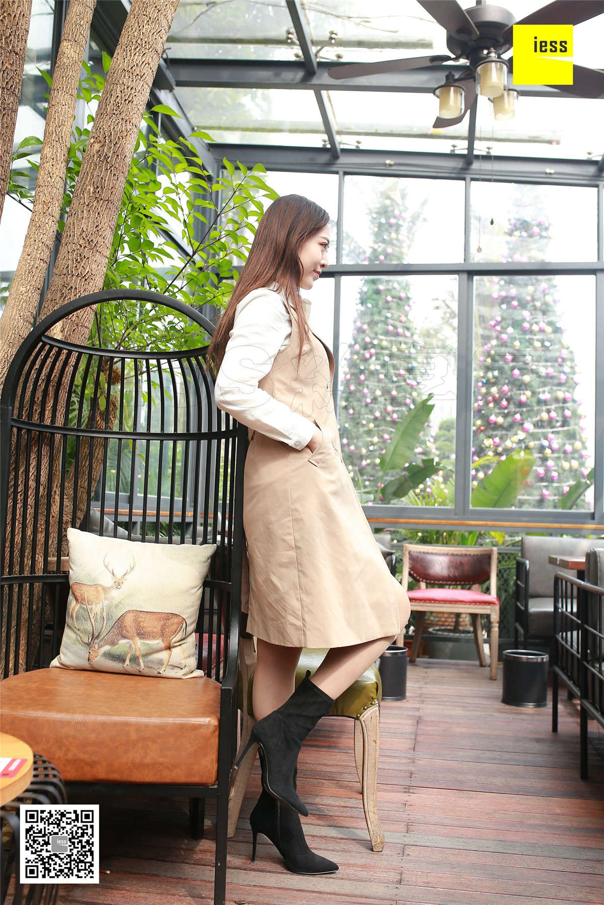 图片[2]-IESS异思趣向 丝享家177期：尖头短靴与肉丝紫紫-日更街拍