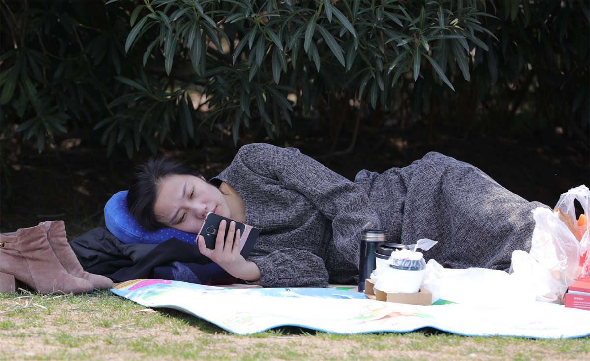 图片[2]-踏青公园街拍系列No.1584 少见的棕丝登场，超薄丝质让你看清美少妇的干燥足底-日更街拍