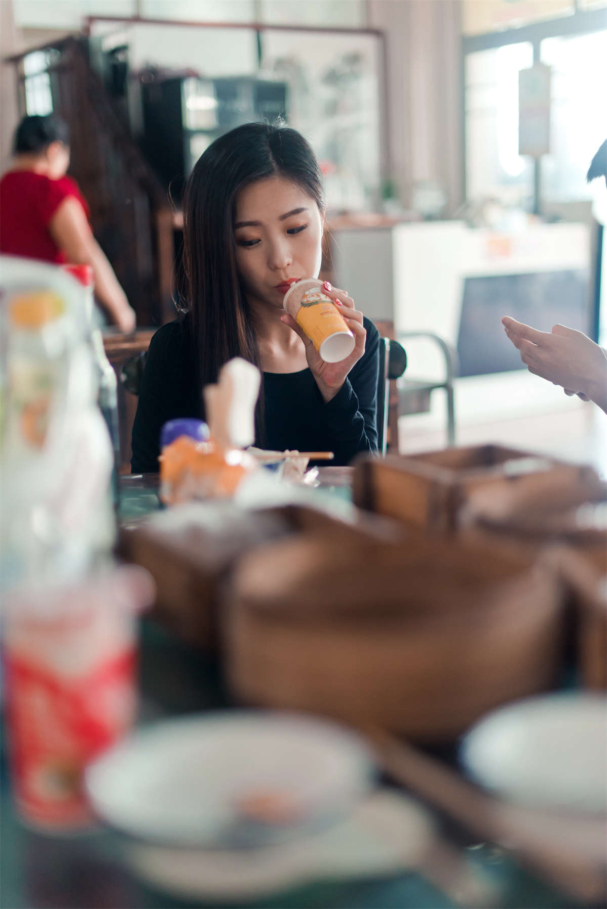 图片[2]-LISS丽丝映像 NO.047 秋季御风的俏丽黑丝出行-日更街拍