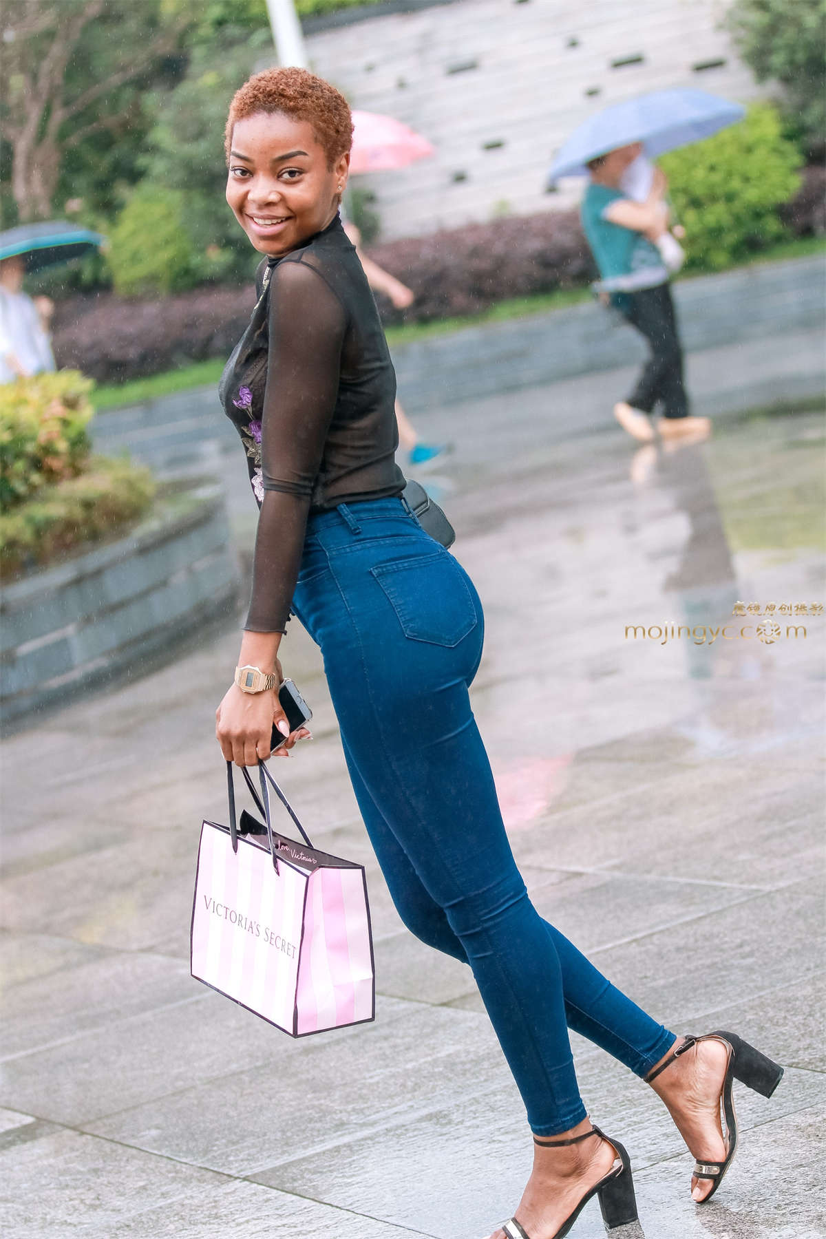 非洲女人的好身材，在我面前跳起了桑巴-日更街拍