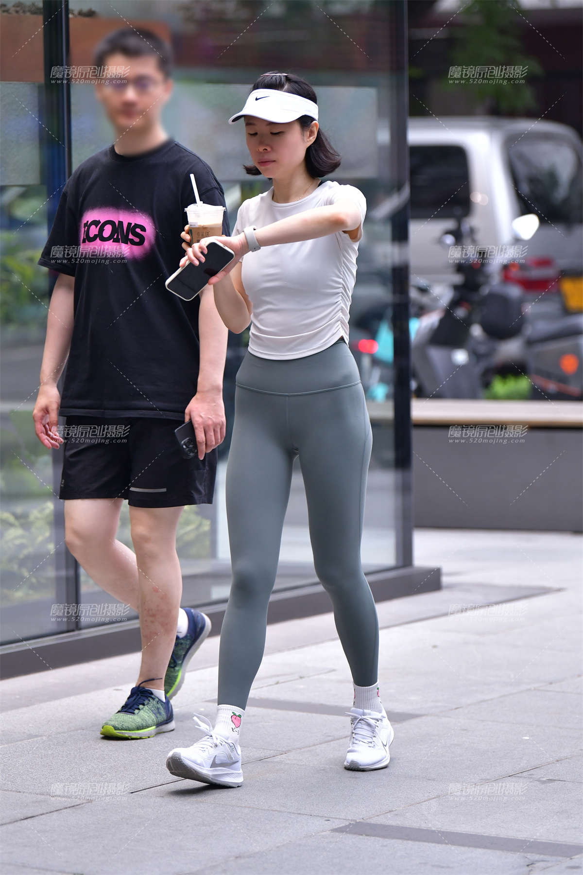 ★苗条灰绿紧身裤美女-日更街拍