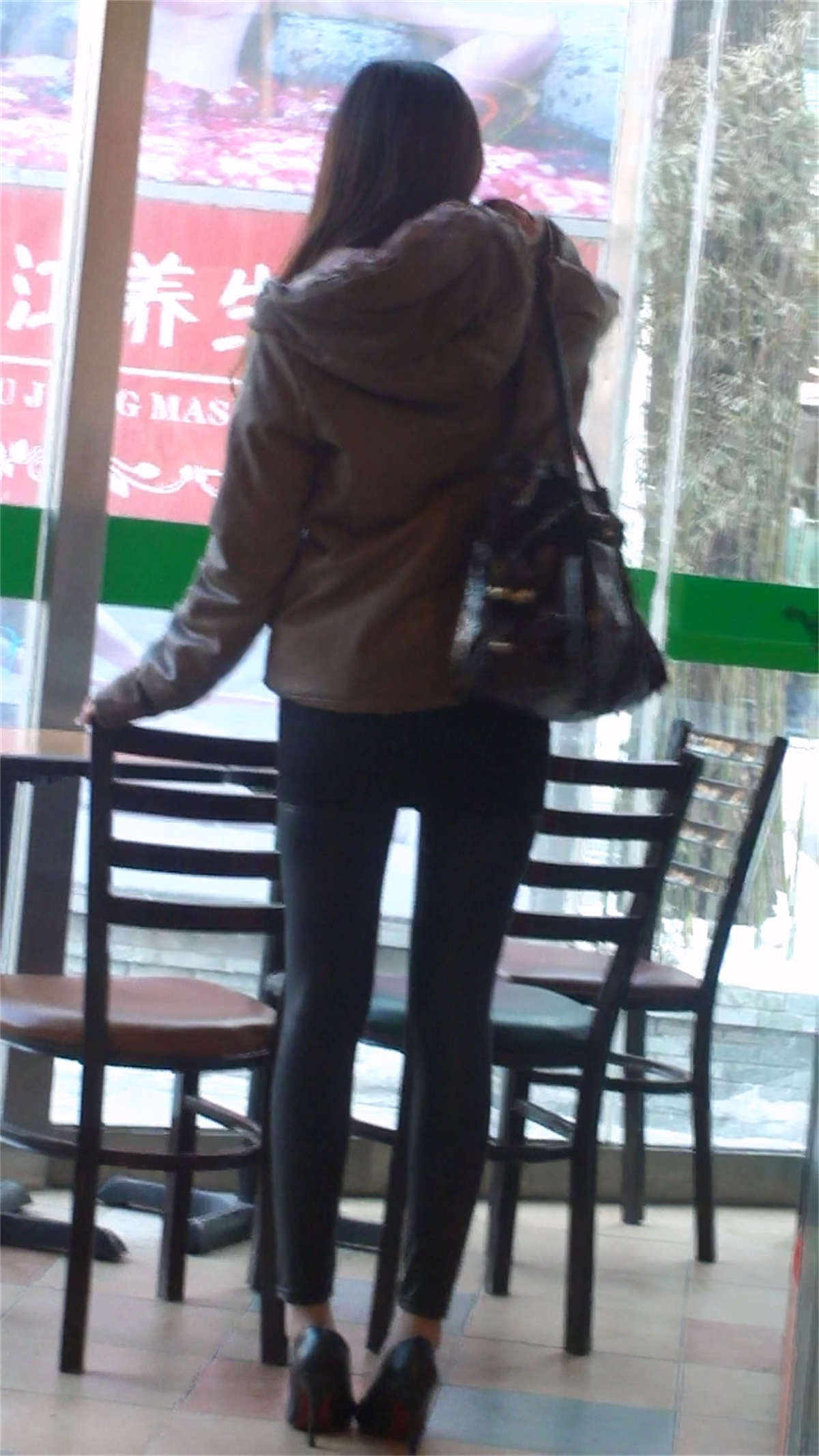 极品好身材的紧身裤高跟美女-日更街拍