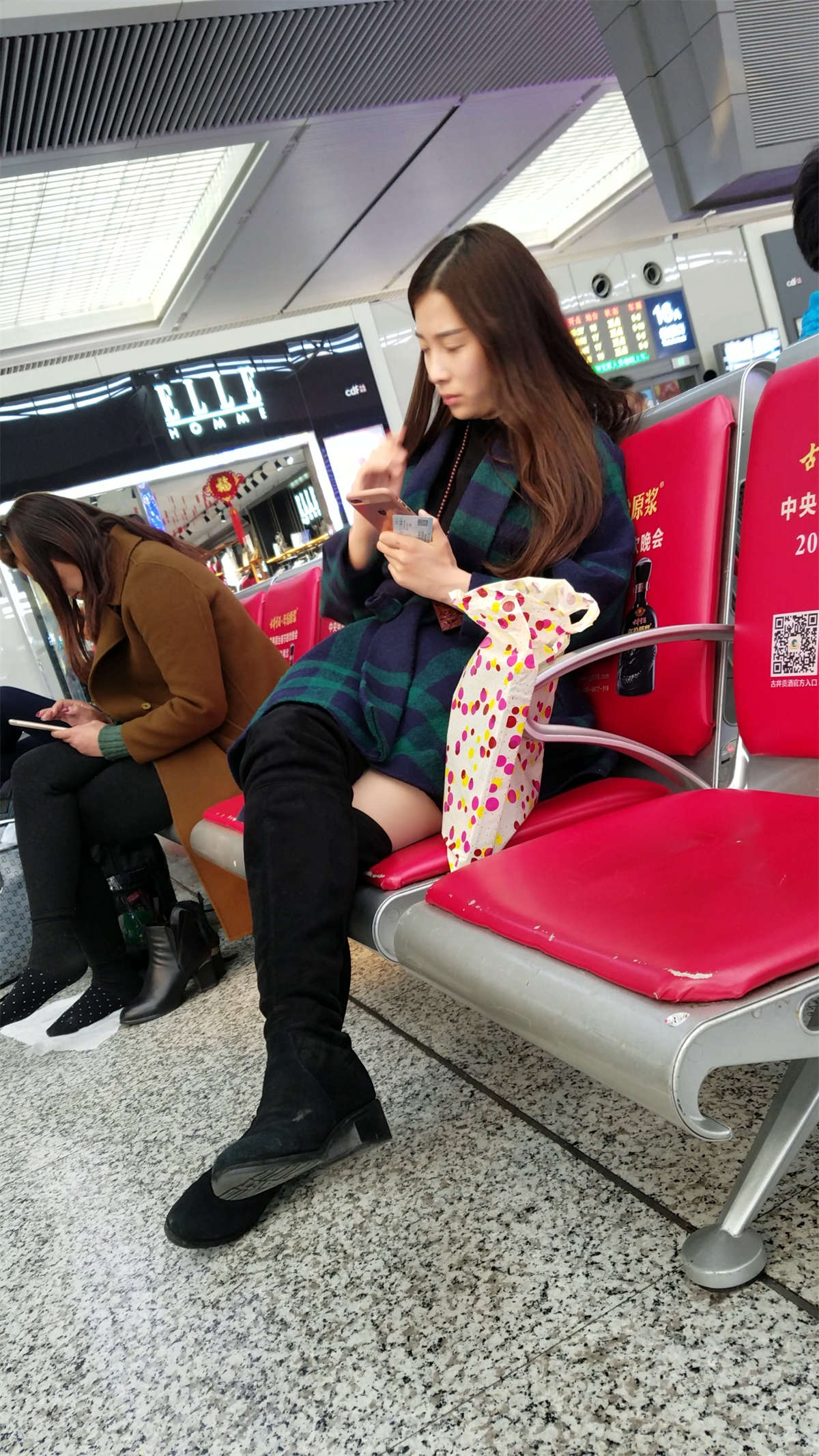 图片[2]-[4K高清视频]高铁站拍摄黑色高筒靴肉丝长发少妇大长腿-日更街拍