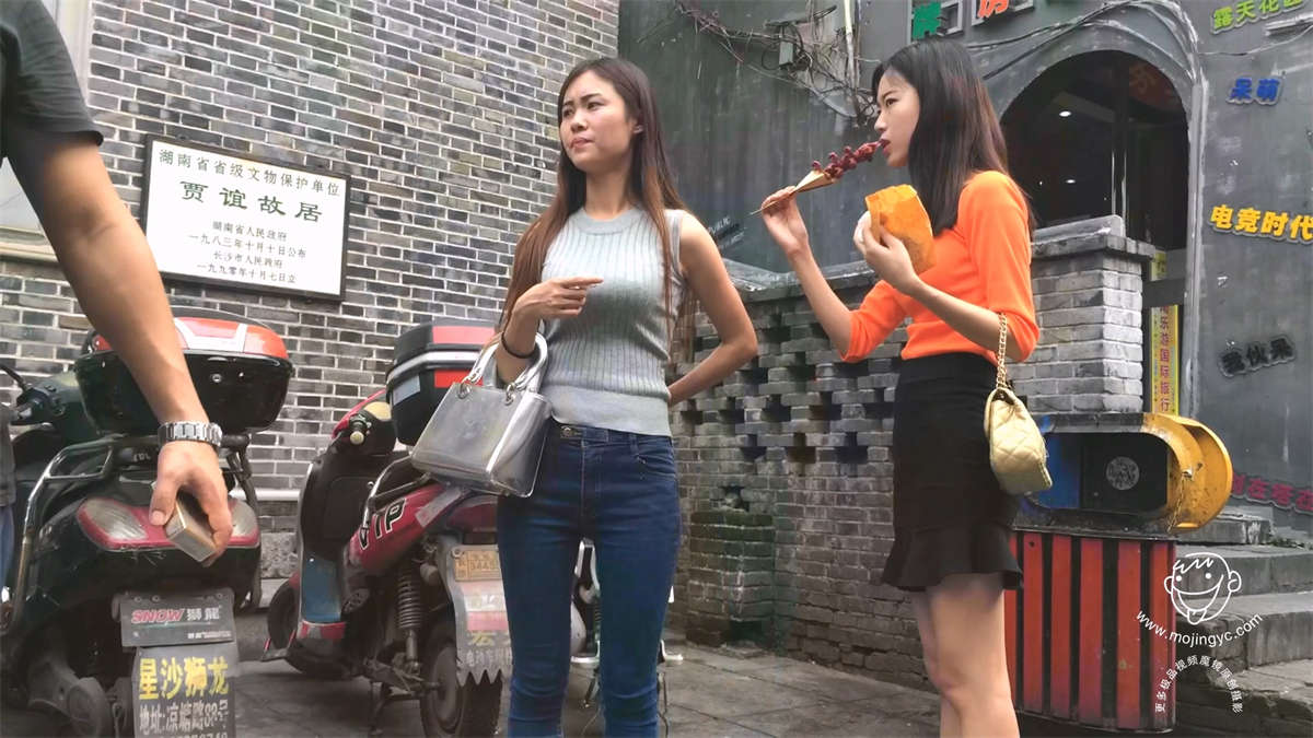 牛仔裤美女的街拍时刻-日更街拍