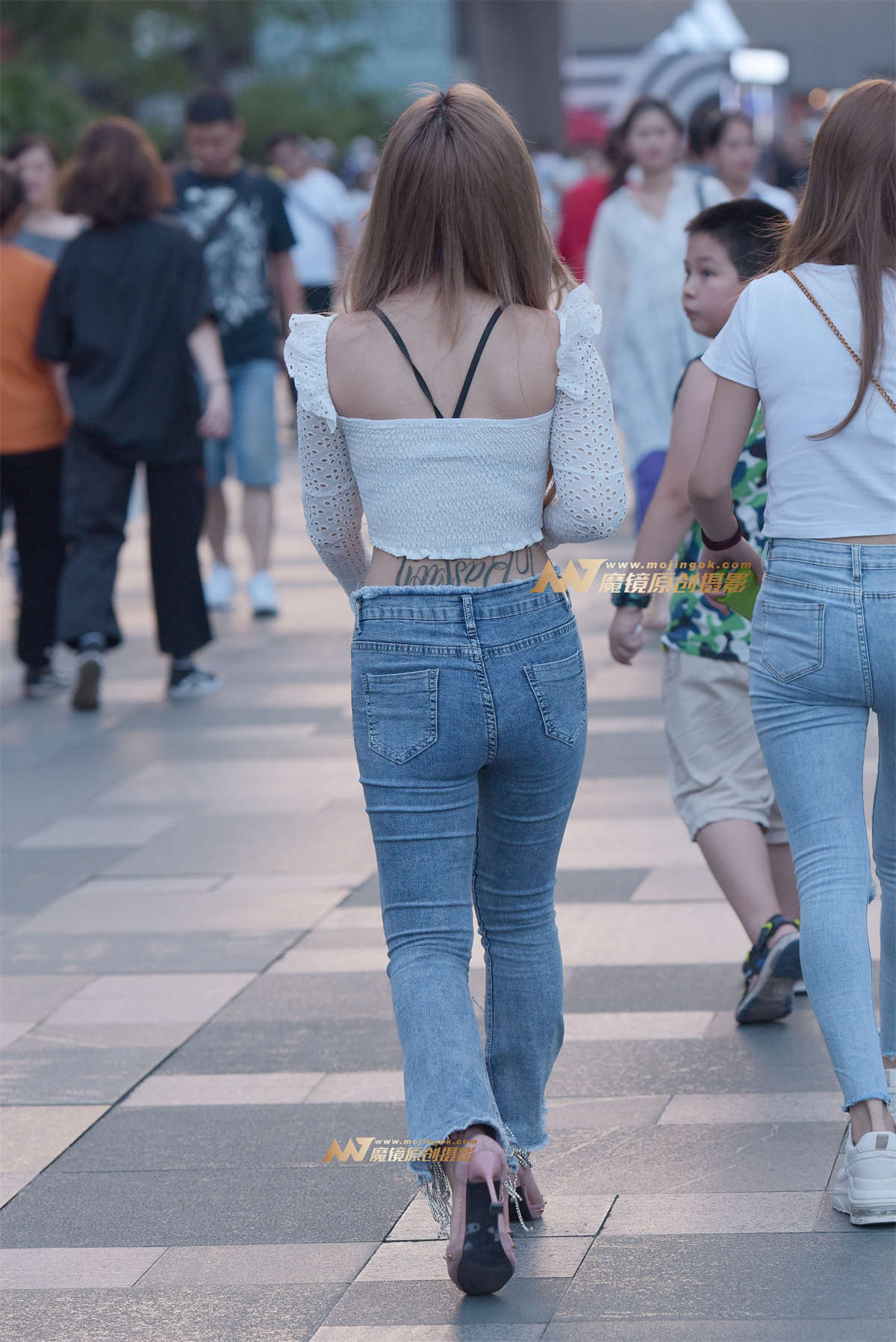 图片[2]-牛仔裤美女-日更街拍